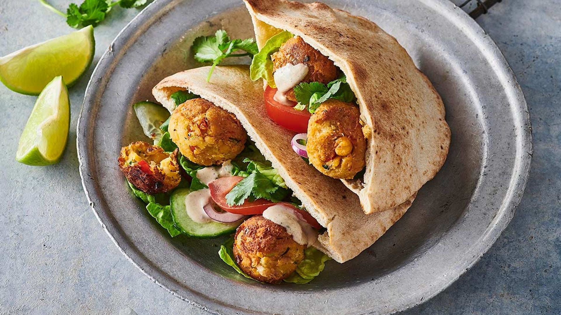 Pita rellena de falafel, ensalada y salsa tahini