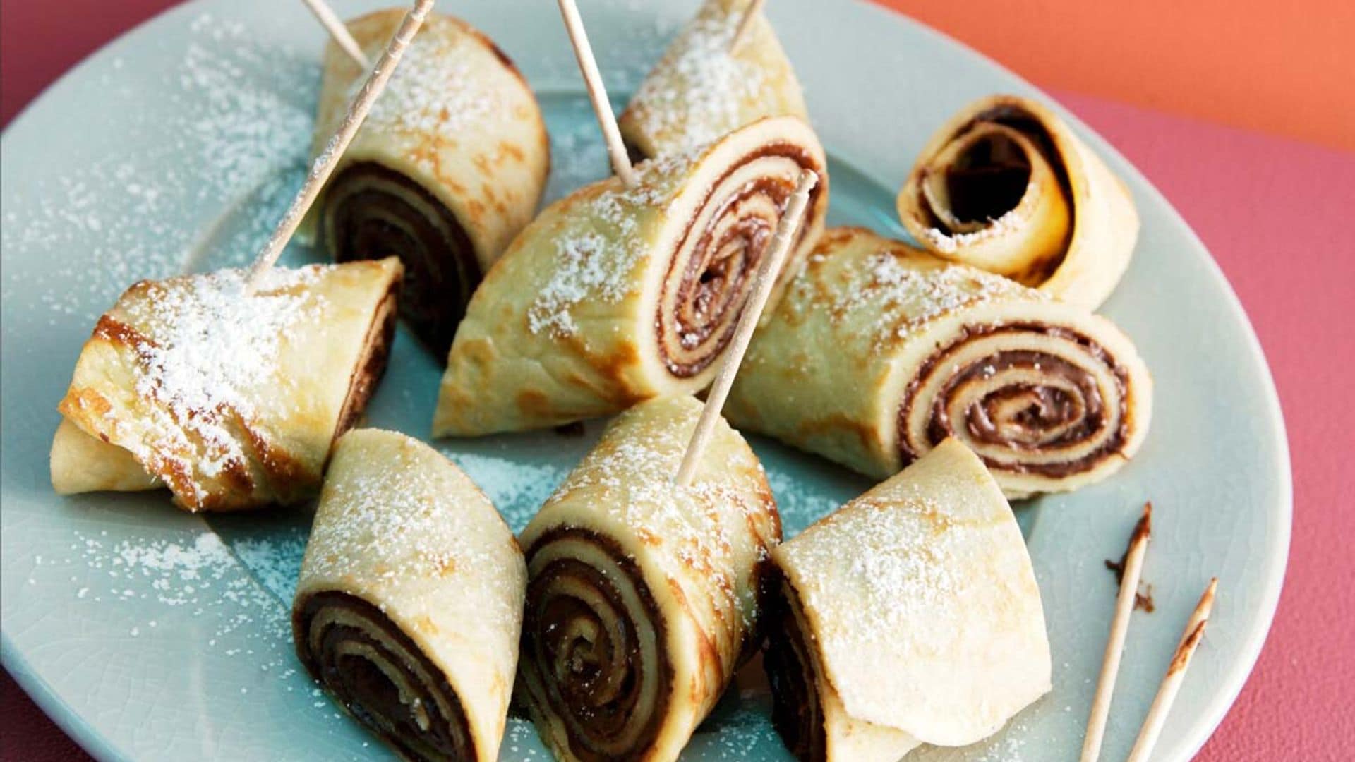 Rollitos de crepes rellenos de crema de cacao y avellanas