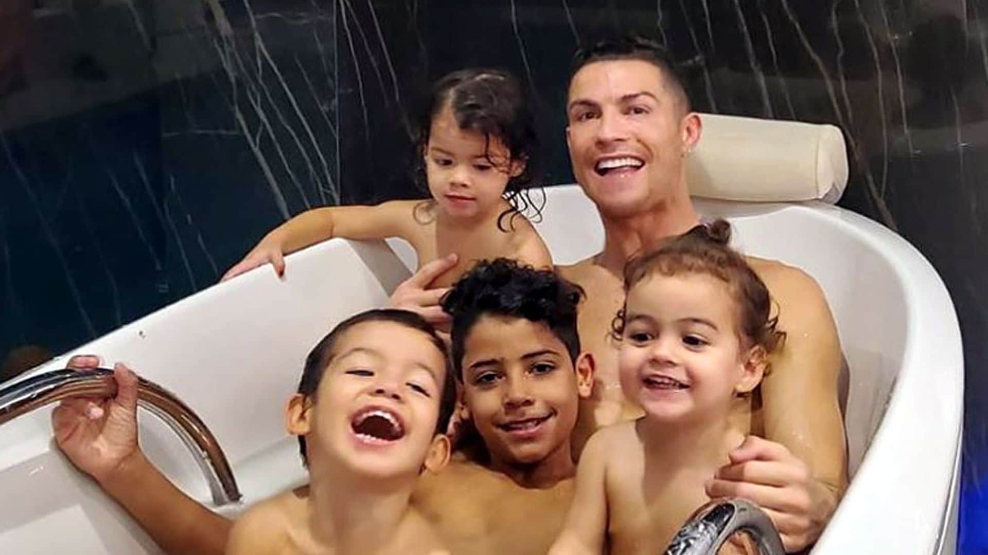 Cristiano Ronaldo Jr. se estrena en las redes en cuatro idiomas y con una divertida foto familiar