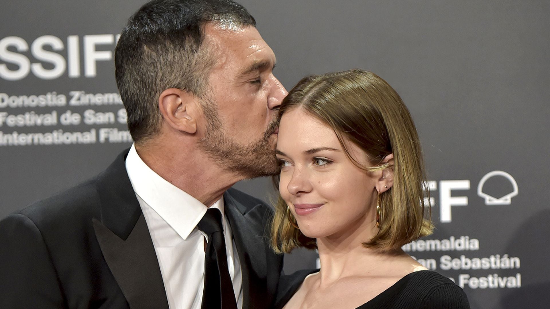 Antonio Banderas cuenta cómo su hija Stella le ayuda a mejorar en su trabajo