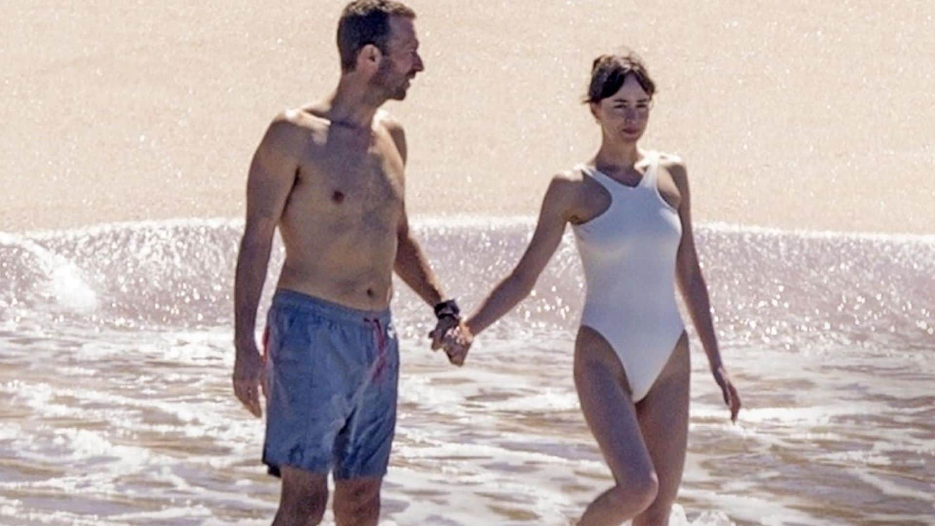 ¡En HOLA!, Dakota Johnson: las imágenes de su romántica escapada con Chris Martin, su mejor apoyo en los momentos difíciles