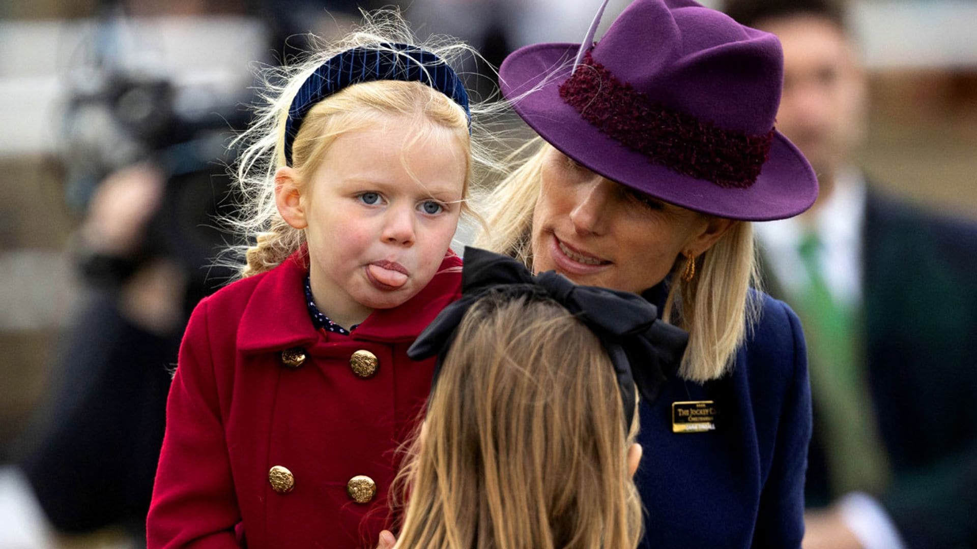 Las travesuras de Lena, hija de Zara Tindall, en la primera carrera de caballos del año