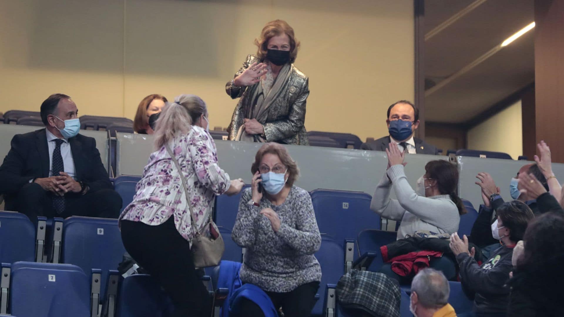 El espontáneo gesto de cariño a la reina Sofía en el concierto de Raphael