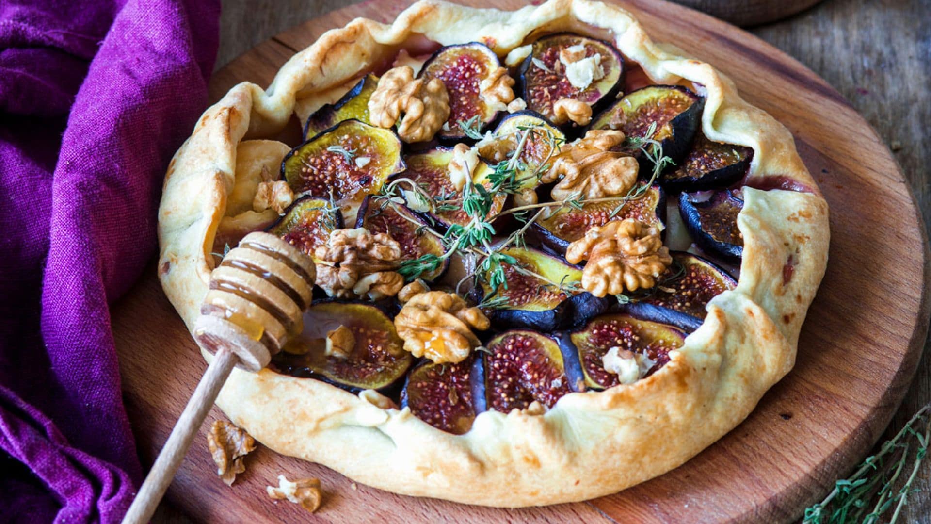 Tarta de queso con brevas, nueces y miel de romero