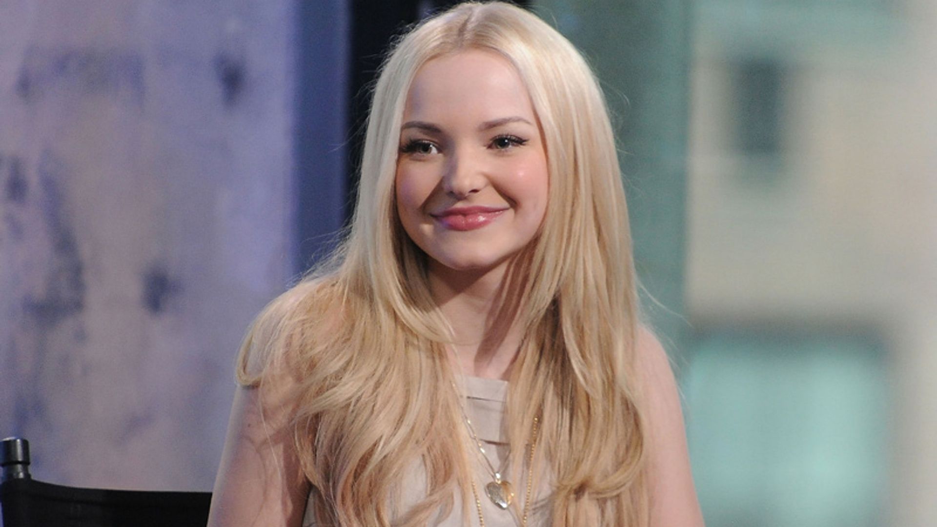 ¿Pensando en teñirte de rubia como Dove Cameron? Conoce los pros y los contras de la coloración