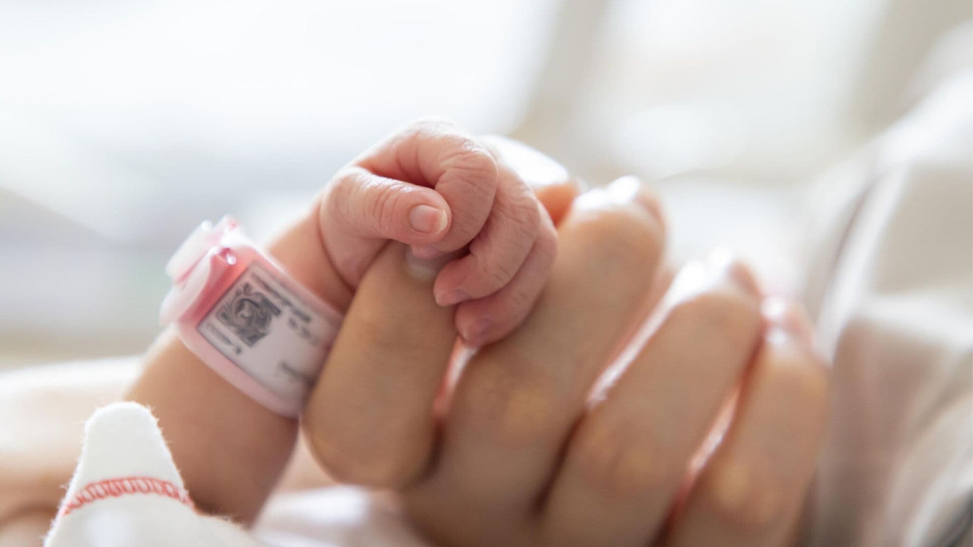 ¿Por qué no se deben poner manoplas al recién nacido?