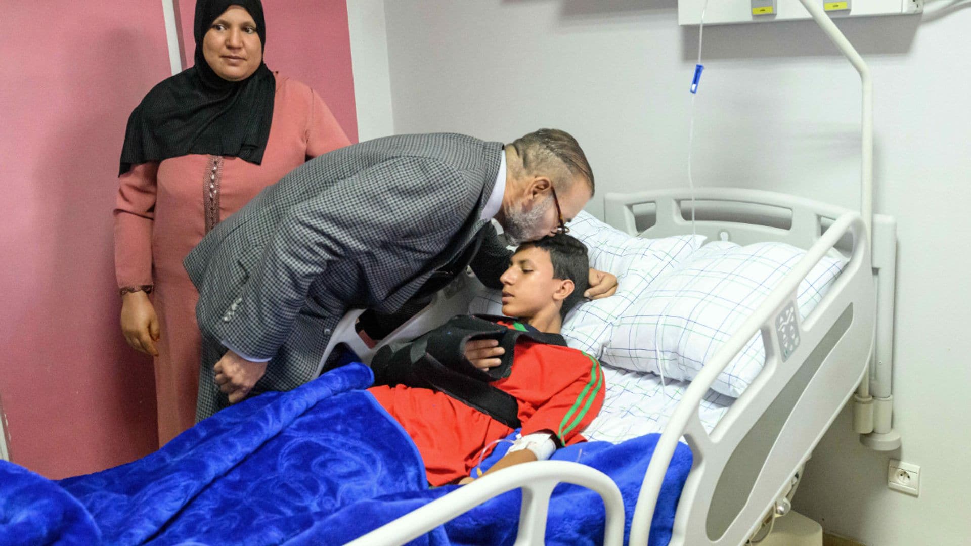 Mohamed VI visita a los heridos del terremoto en el hospital y dona sangre
