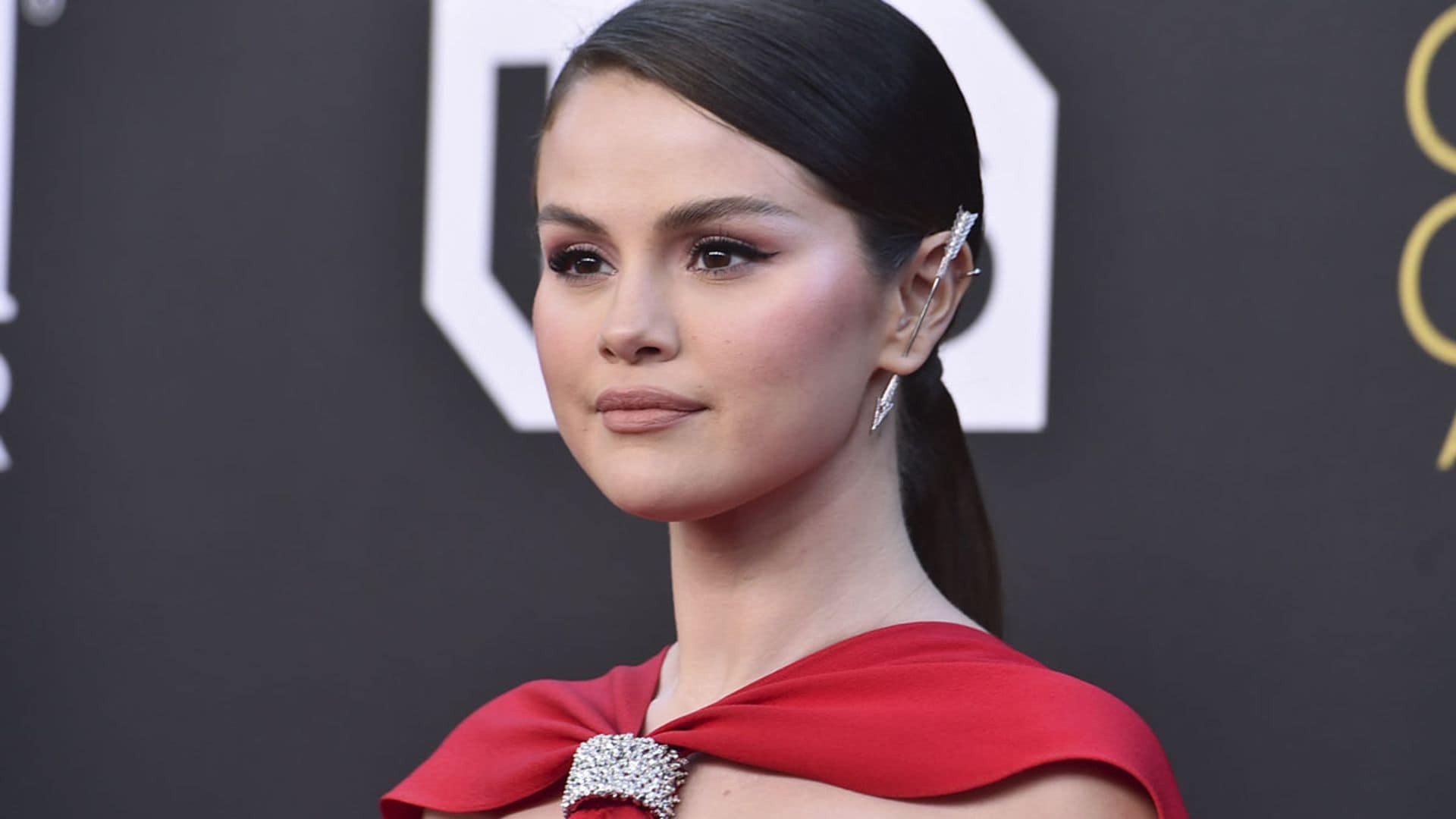 El vestido con capa de Selena Gomez y otros diseños rojos que nos inspiran