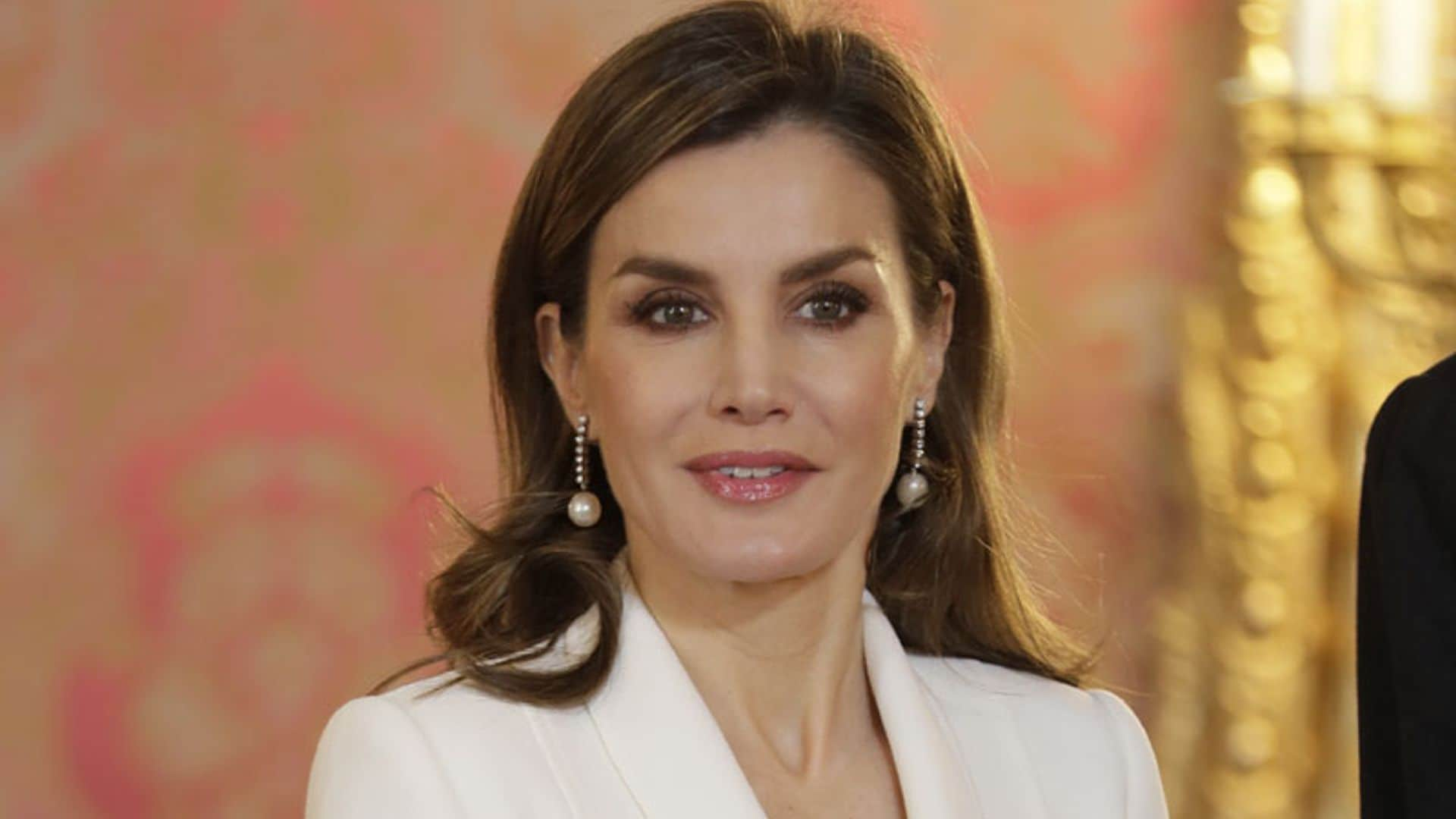 ¿Qué tiene de innovador el nuevo look 'diplomático' de la reina Letizia?