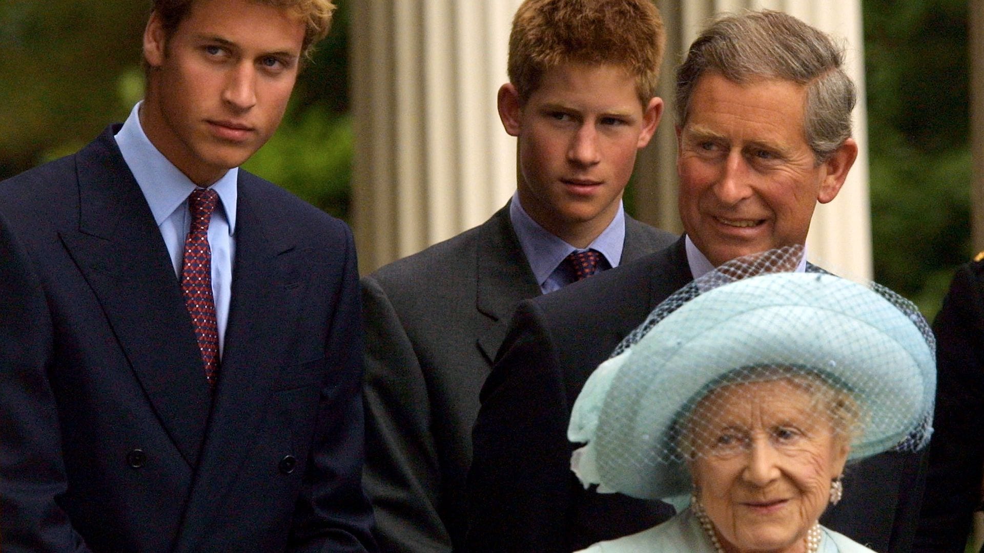 Los príncipes Guillermo y Harry junto a su padre, entonces príncipe de Gales, celebrando los 101 años de la Reina Madre en agosto de 2001 en Londres