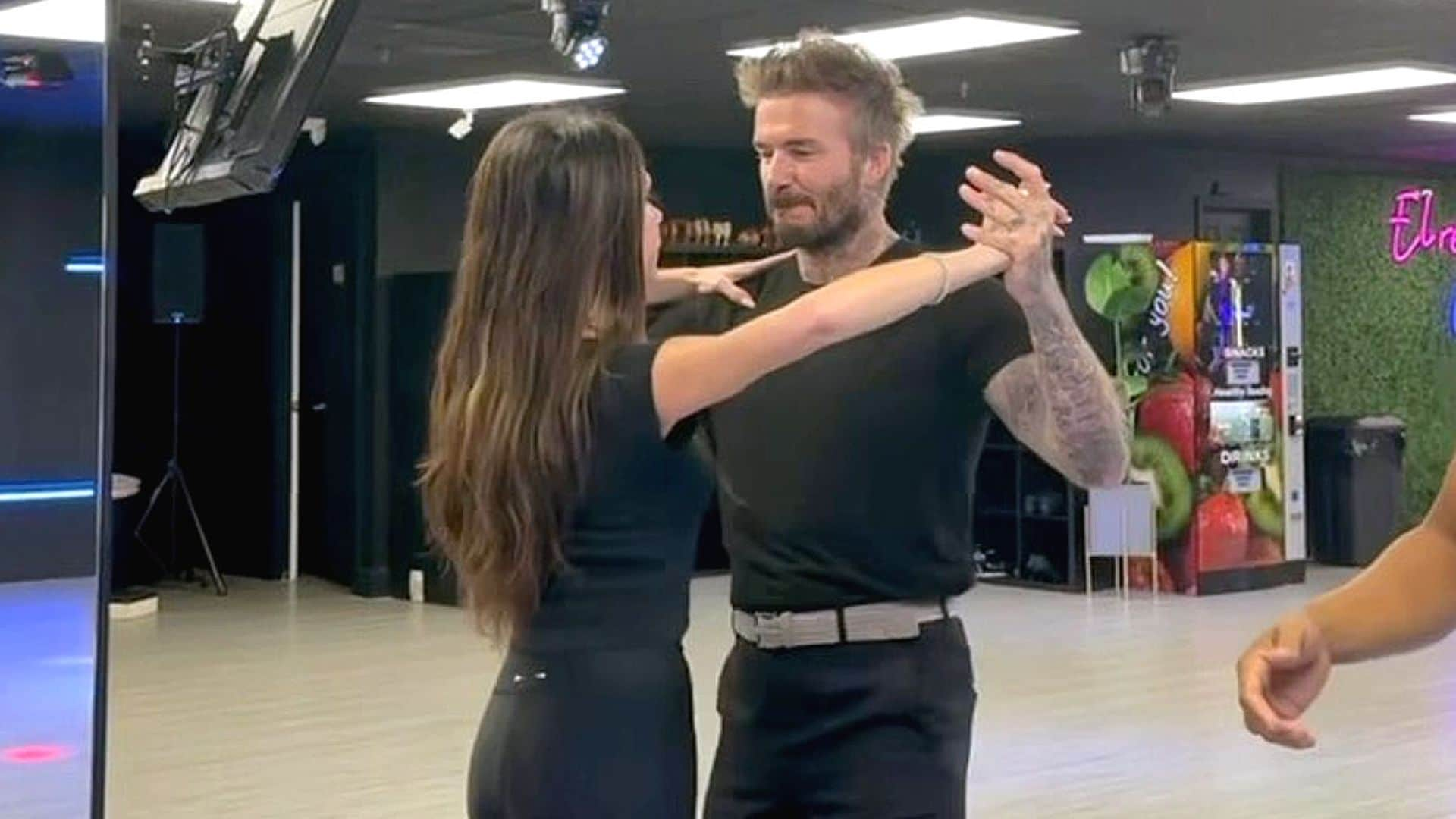 El vídeo de David y Victoria Beckham bailando salsa que no te puedes perder, ¡menudo ritmo!