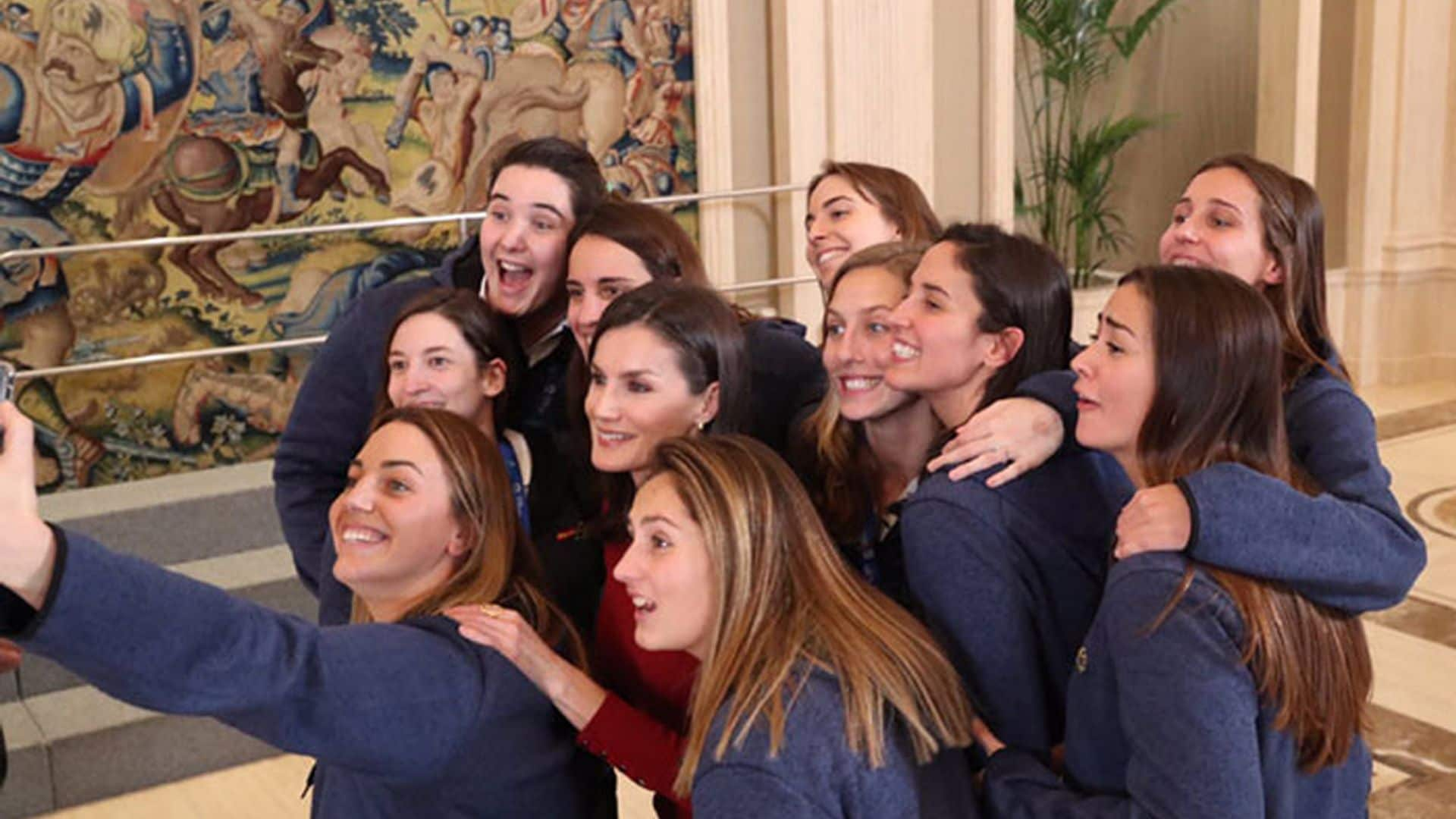 ¿Cómo habrá quedado? Te mostramos el 'selfie' de la Reina Letizia y las jugadoras de waterpolo