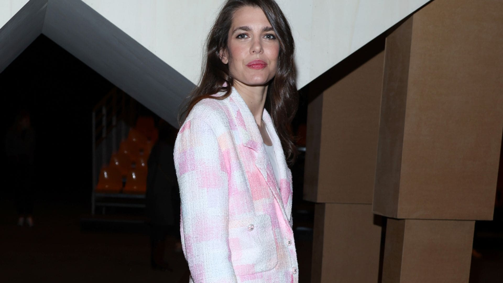 Carlota Casiraghi, una estilosa premamá con su traje de 'tweed' rosa en París