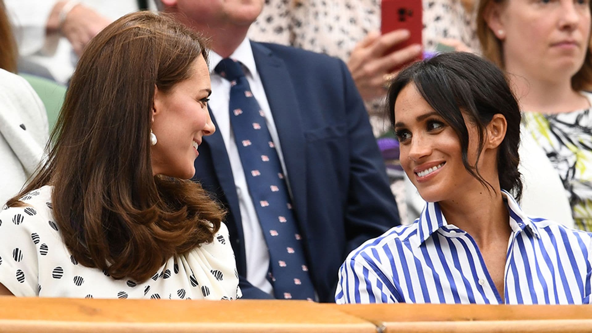 ¡Tarde de risas y complicidad! Las Duquesas de Cambridge y Sussex juntas en Wimbledon