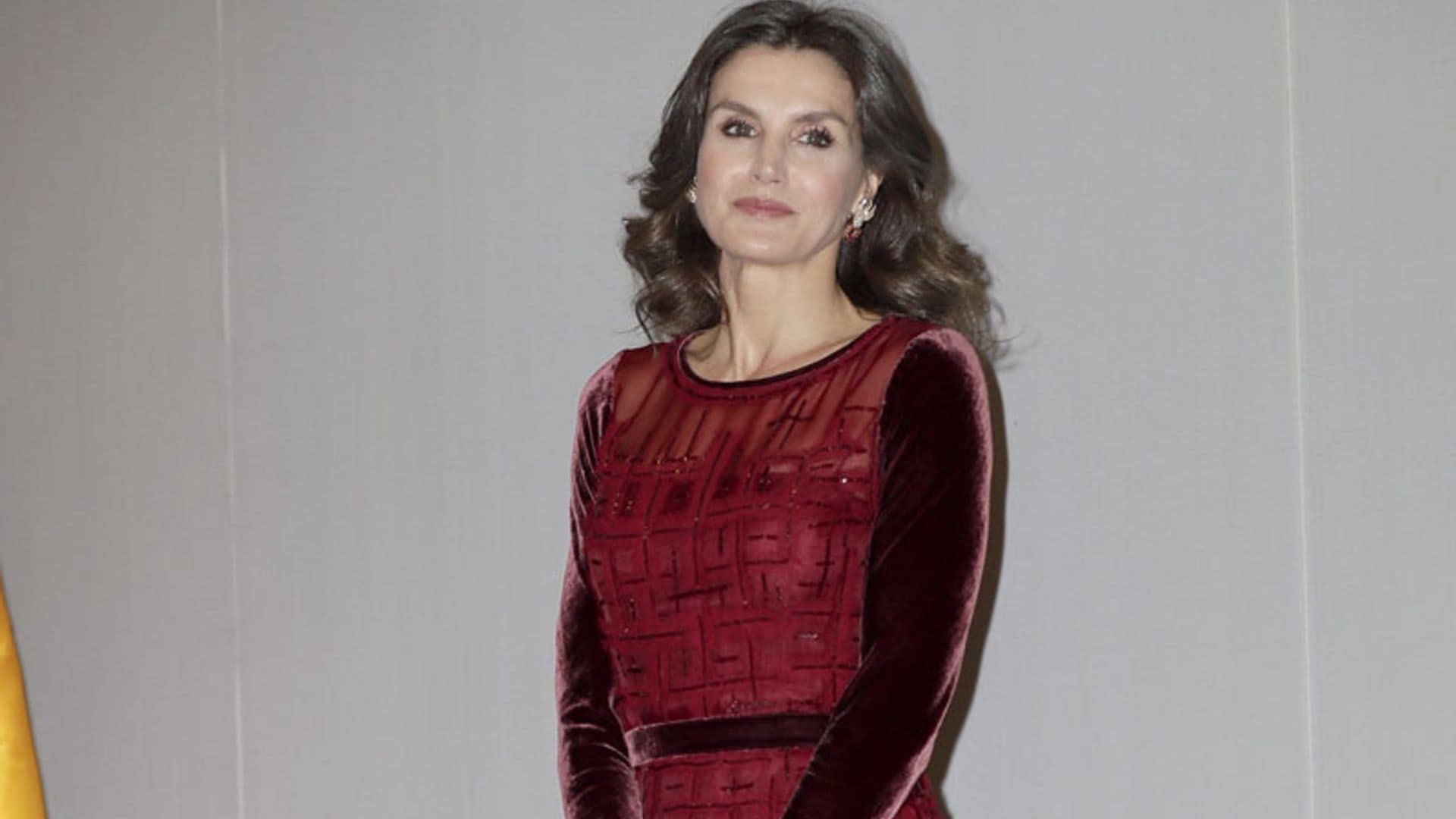 El vestido 'collage' por el que la reina Letizia renuncia al encaje