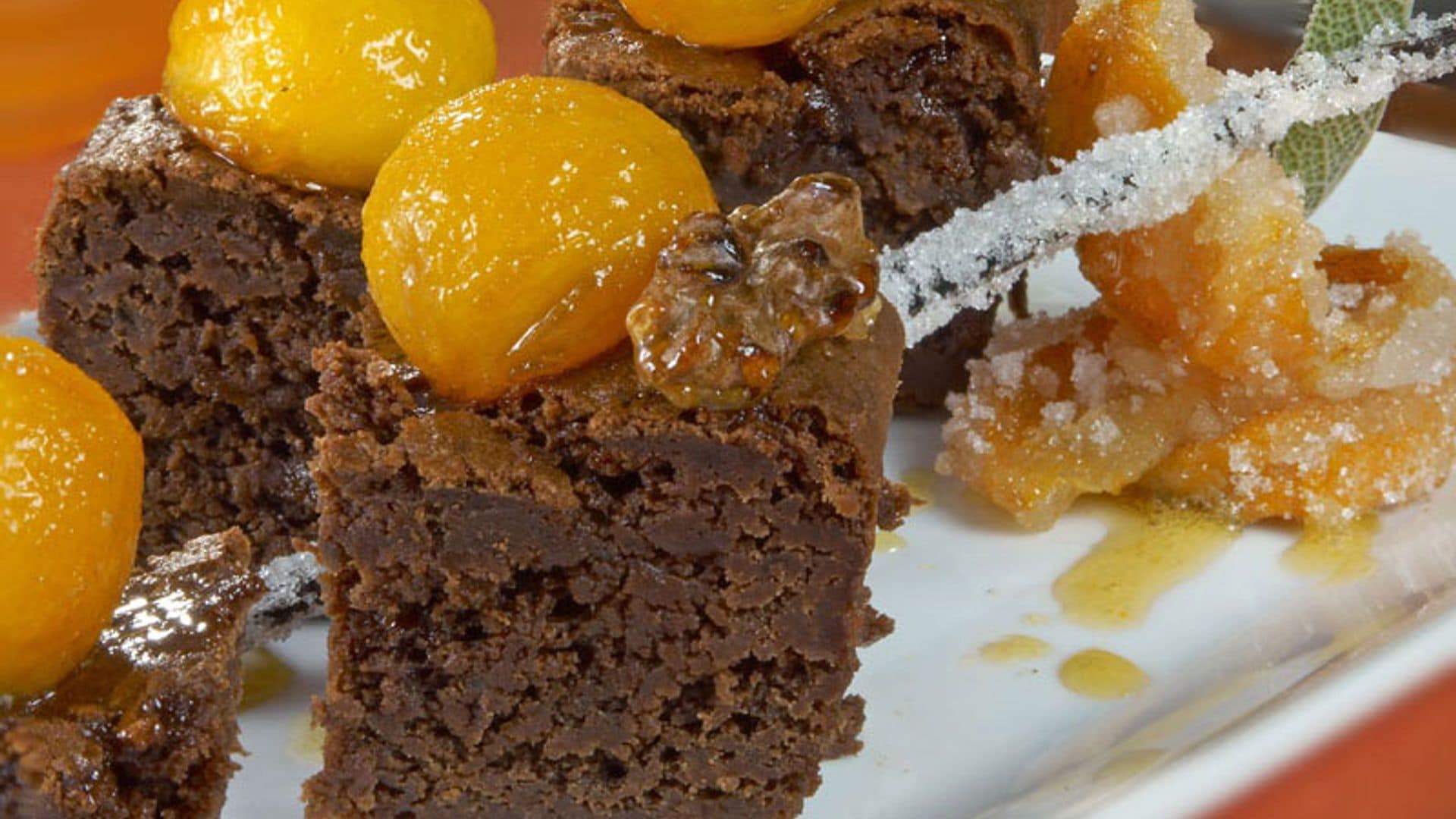 Brownie de kaki con nueces y salsa doble de vainilla