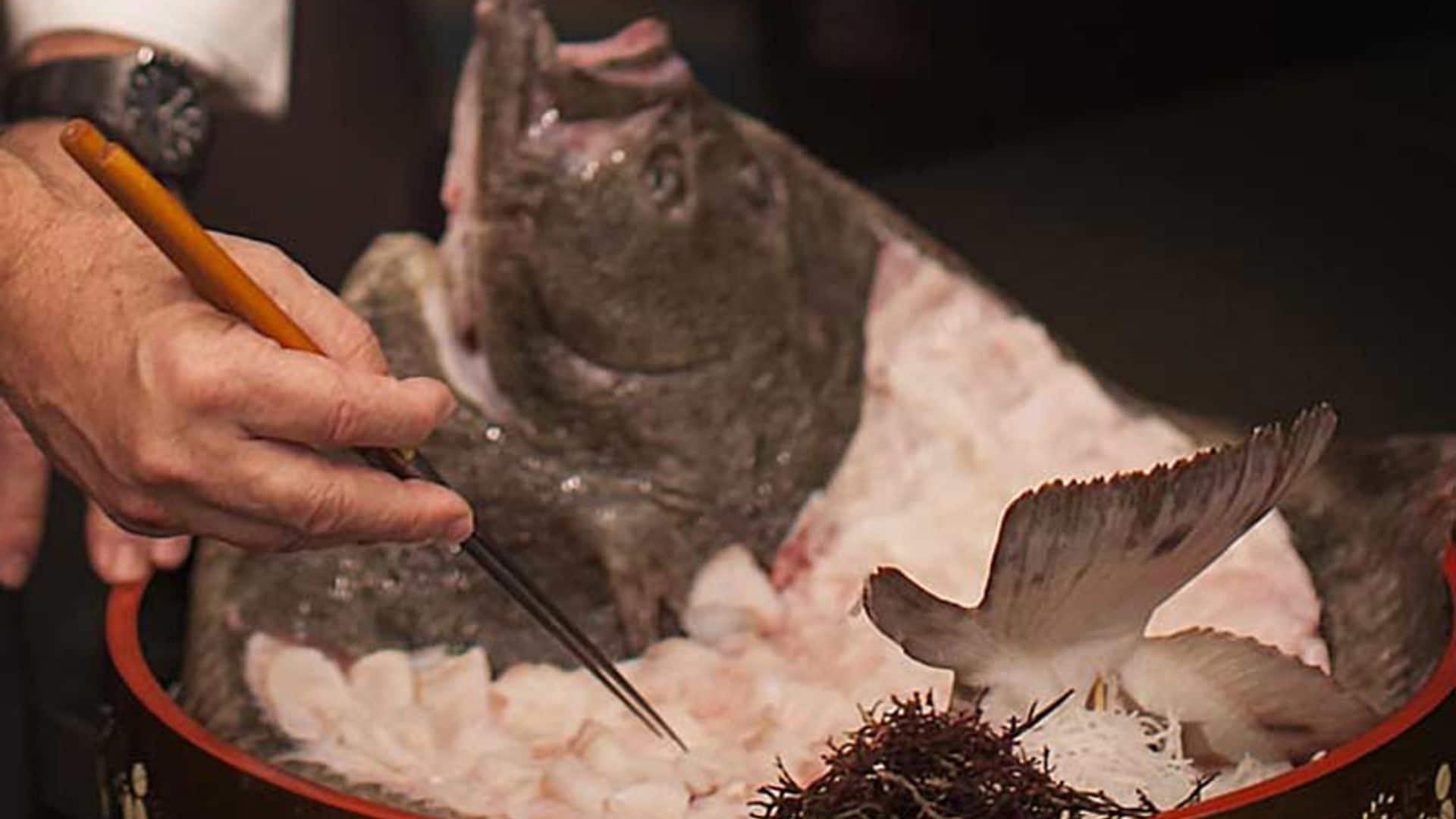 Sashimi de rodaballo en su carcasa con salsa ponzu