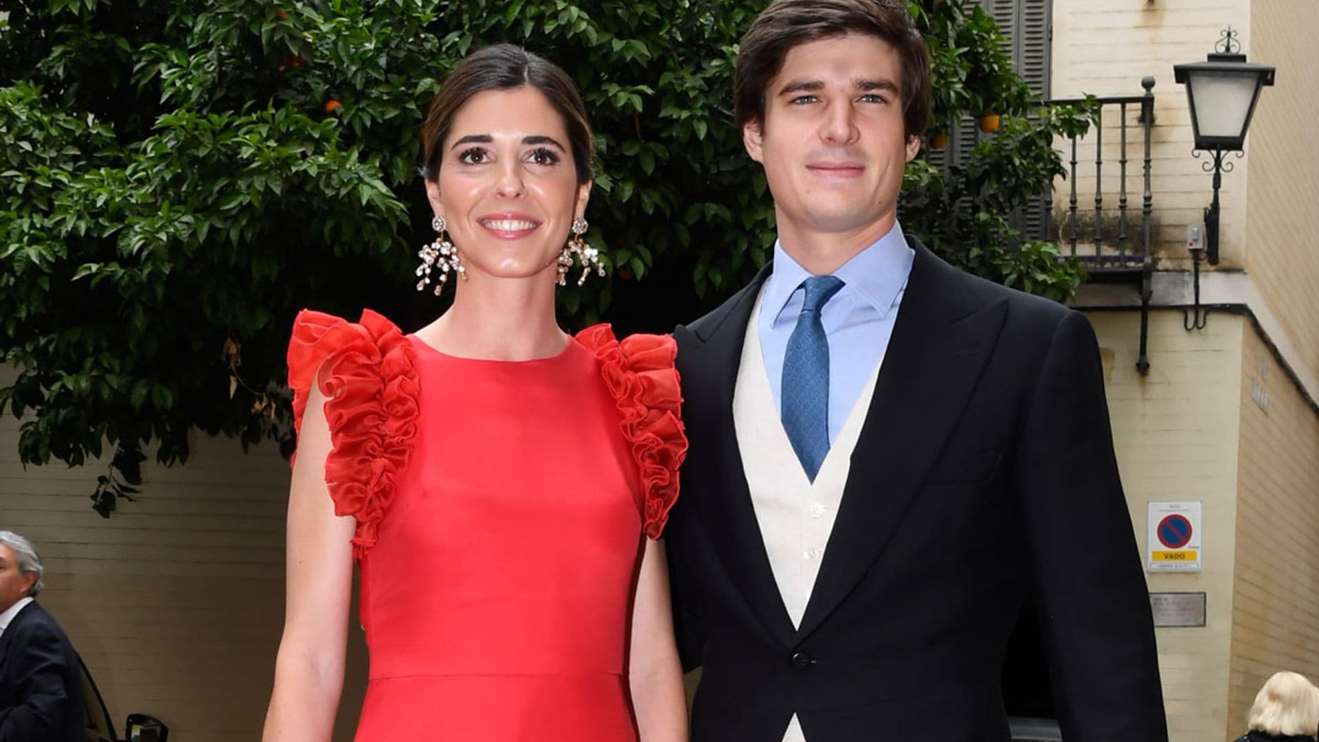 Un look rojo de inspiración 'flamenca', el conjunto de invitada de Belén Corsini en la boda de su hermano