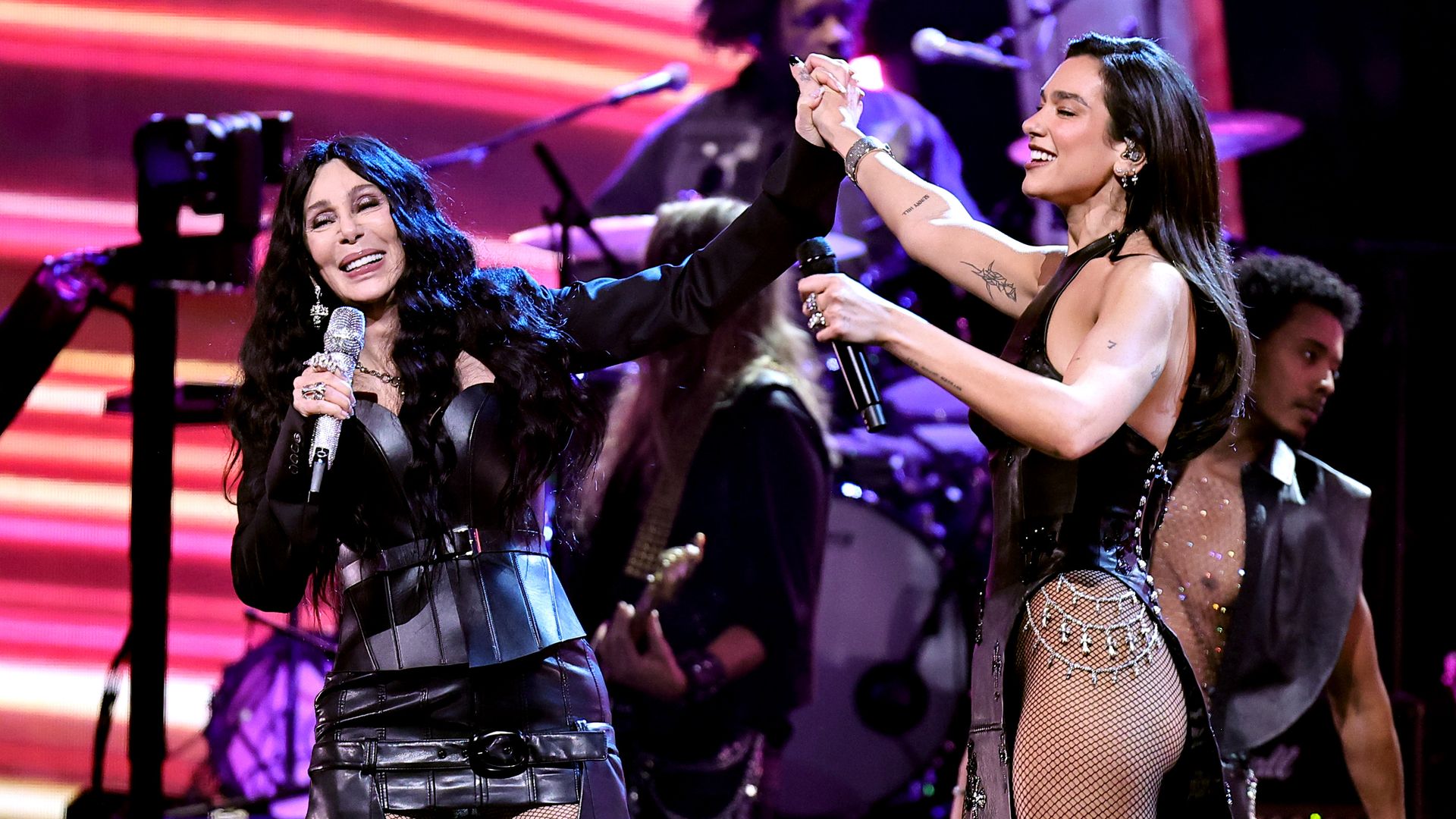 El dueto memorable de Dua Lipa y Cher, juntas en una gala de estrellas al ritmo de 'Believe'