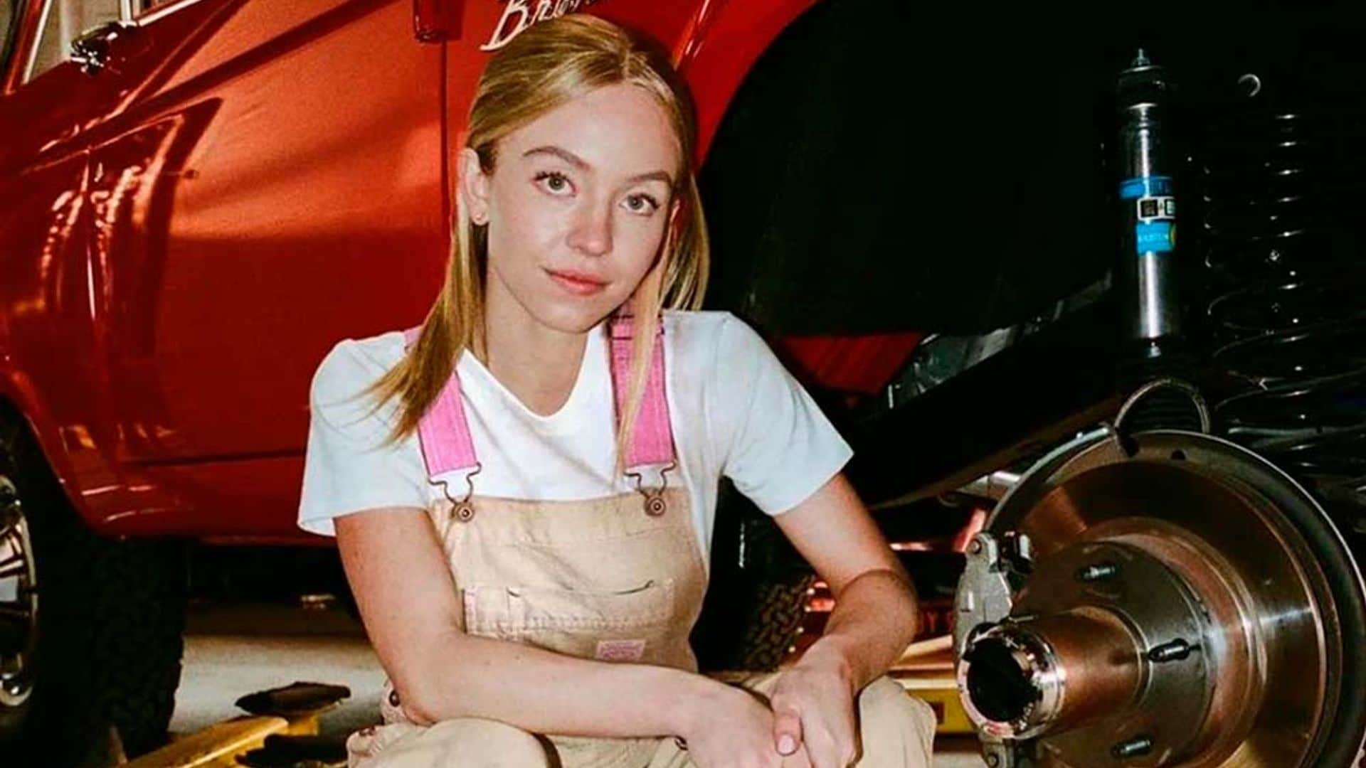 Sydney Sweeney lanza una colección 'workwear' inspirada en su pasión: los coches 'vintage'