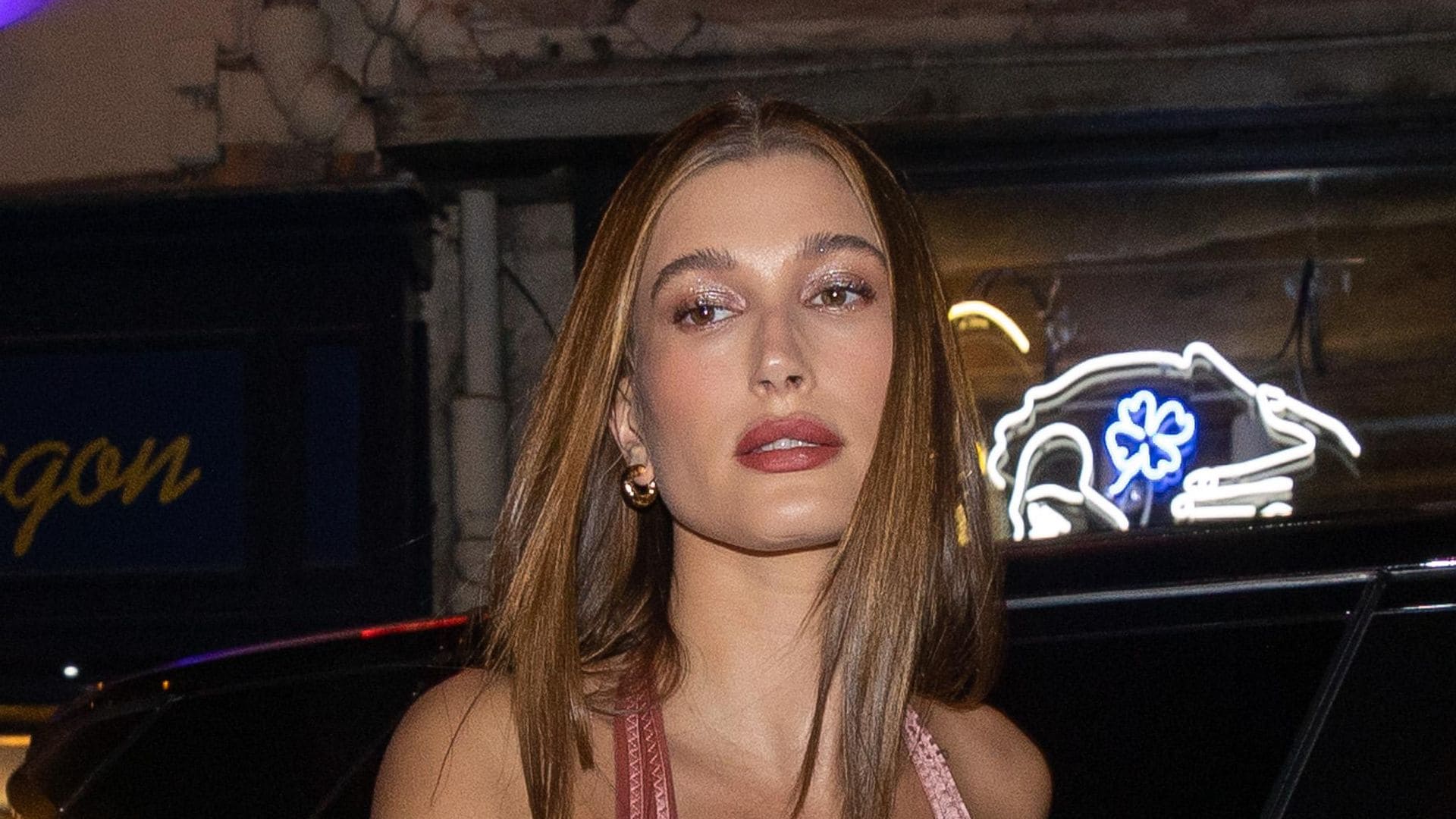 Hailey Bieber sale del hospital y explica qué fue lo que le sucedió