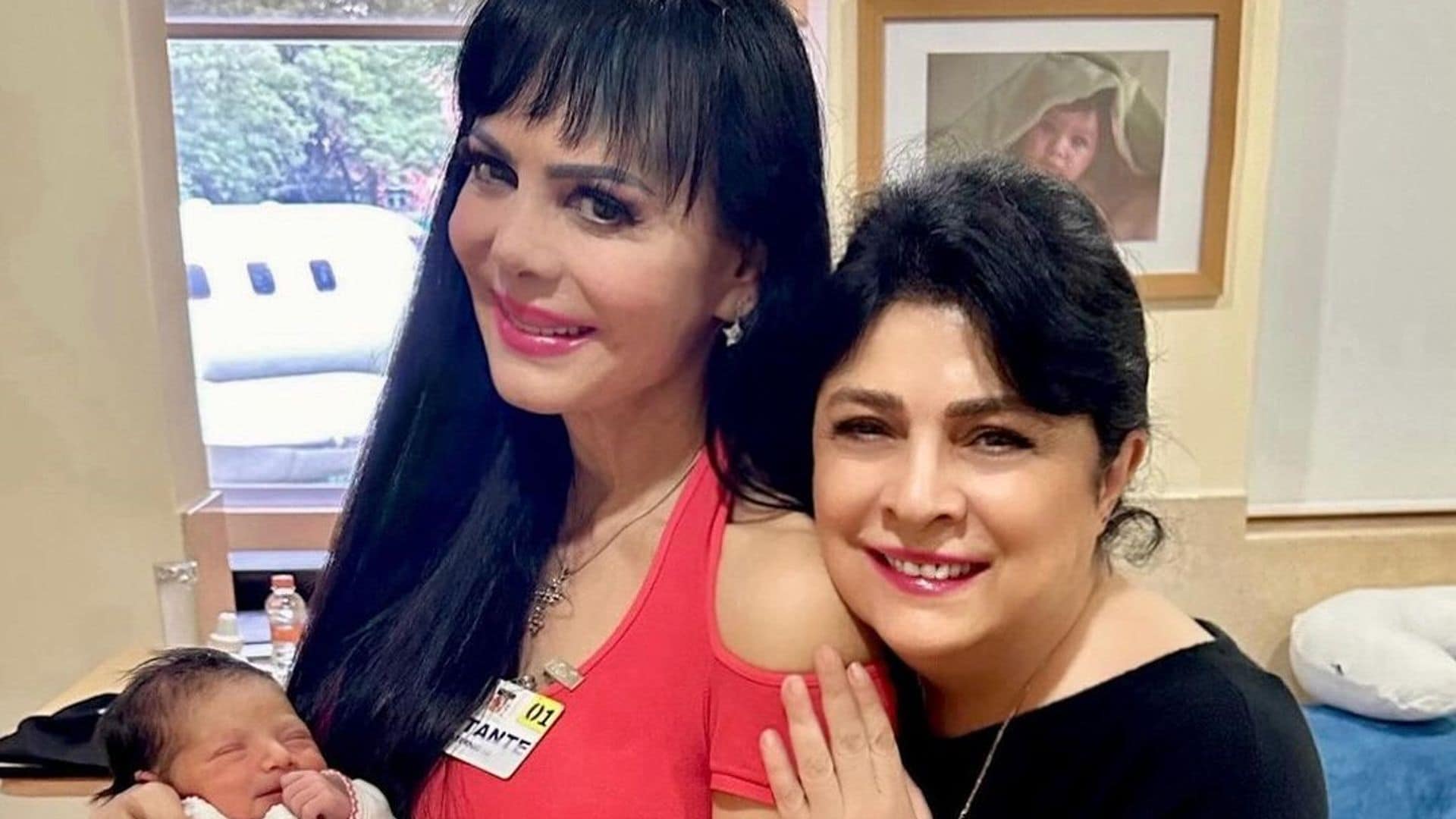 La tierna sonrisa de Tessa en sus nuevas fotos junto a Maribel Guardia y Victoria Ruffo