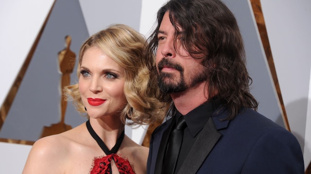 Dave Grohl y Jordyn Blum en la 88ª edición de los Academy Awards en Hollywood & Highland Center., febrero de 2016 en Los Ángeles