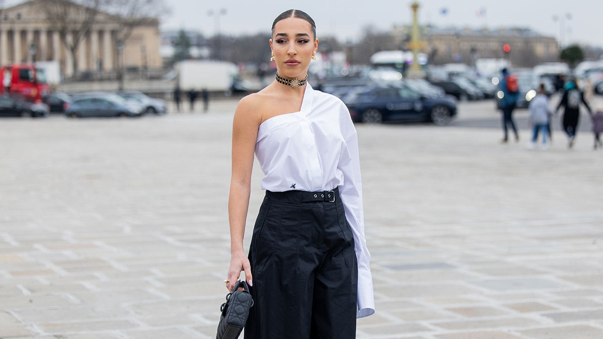 De la blusa asimétrica a la camiseta de fútbol: las prendas fichadas en París que serán tendencia en primavera