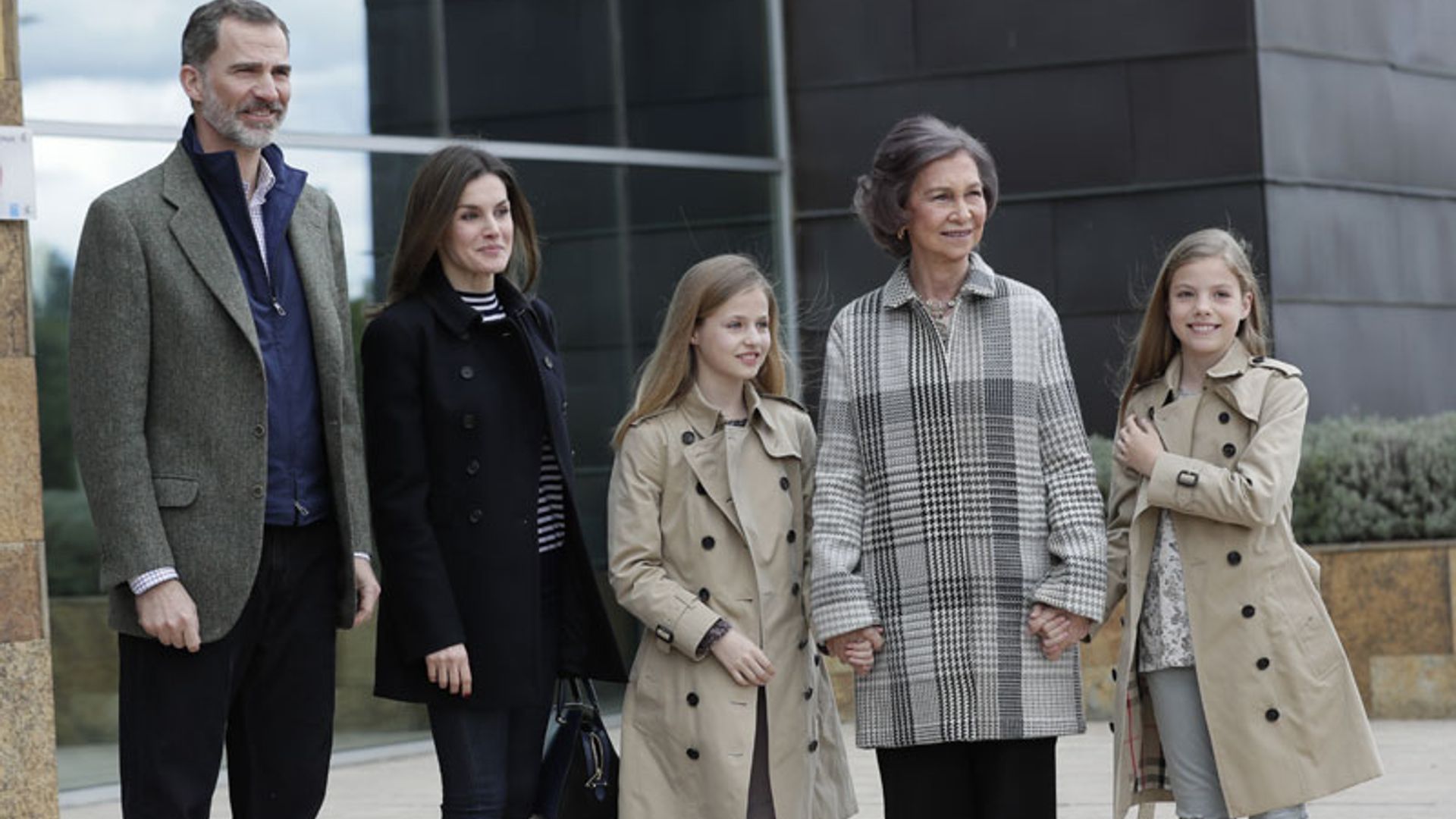 La princesa Leonor y la infanta Sofía visitan, con los Reyes y de la mano de su abuela, a don Juan Carlos