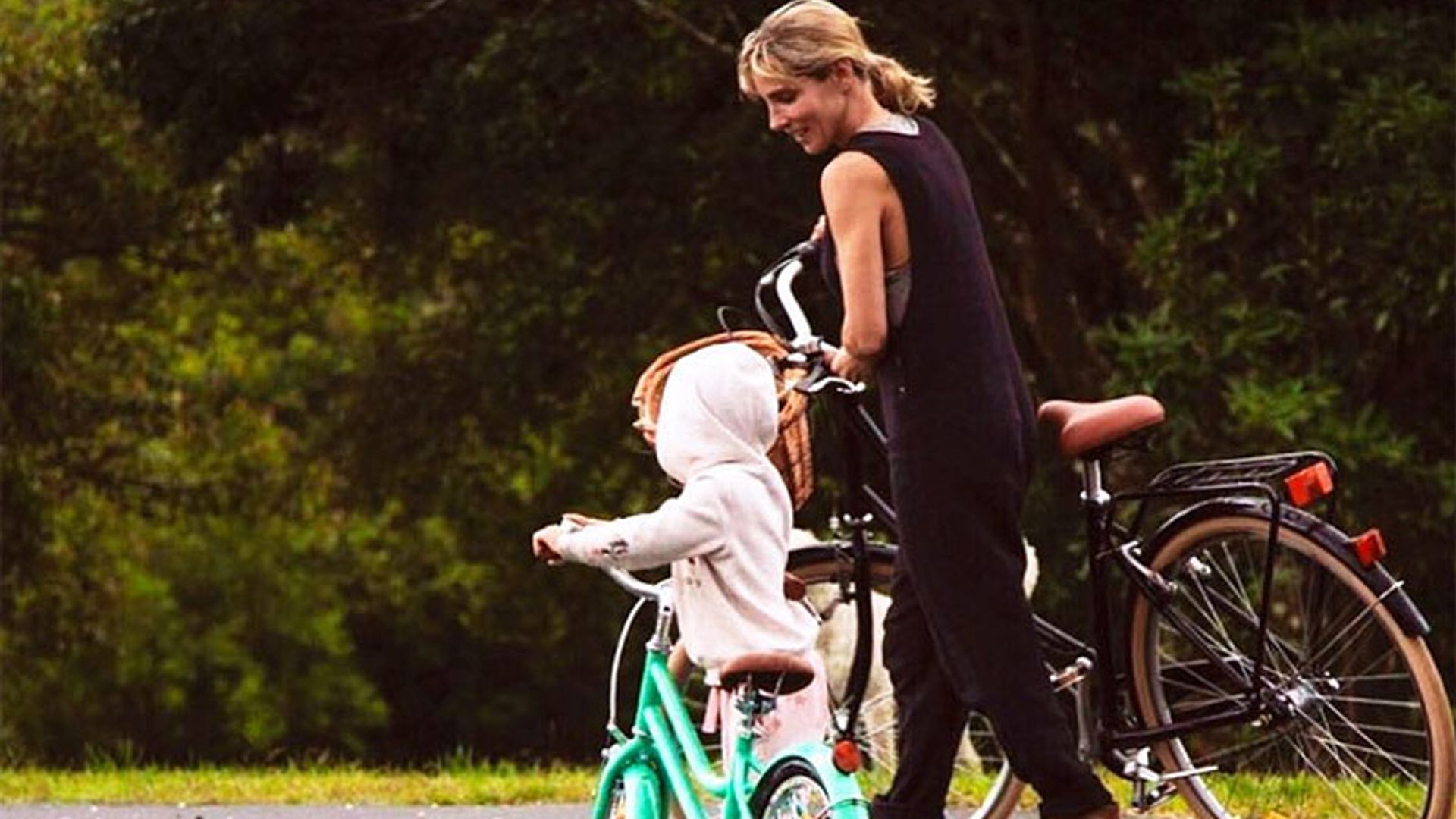 ¡Al cole en bici! Así empieza Elsa Pataky el día con su hija India