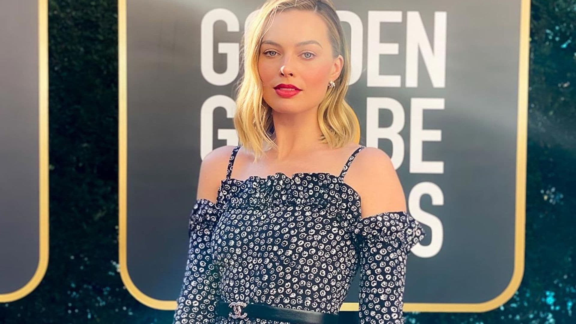 Margot Robbie se convierte en una diva de los 60 con su vestido floral y taconazos-joya