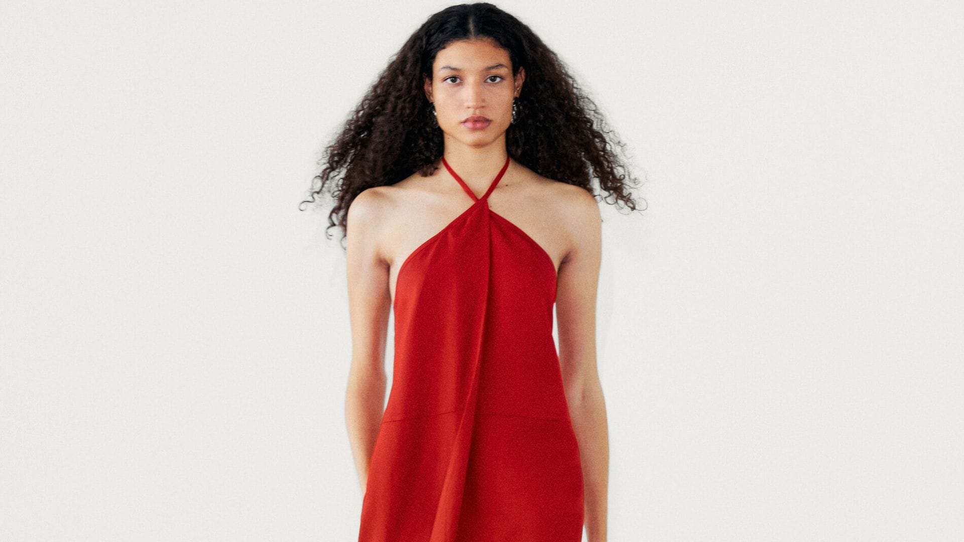 Modelo de Massimo Dutti con vestido rojo halter