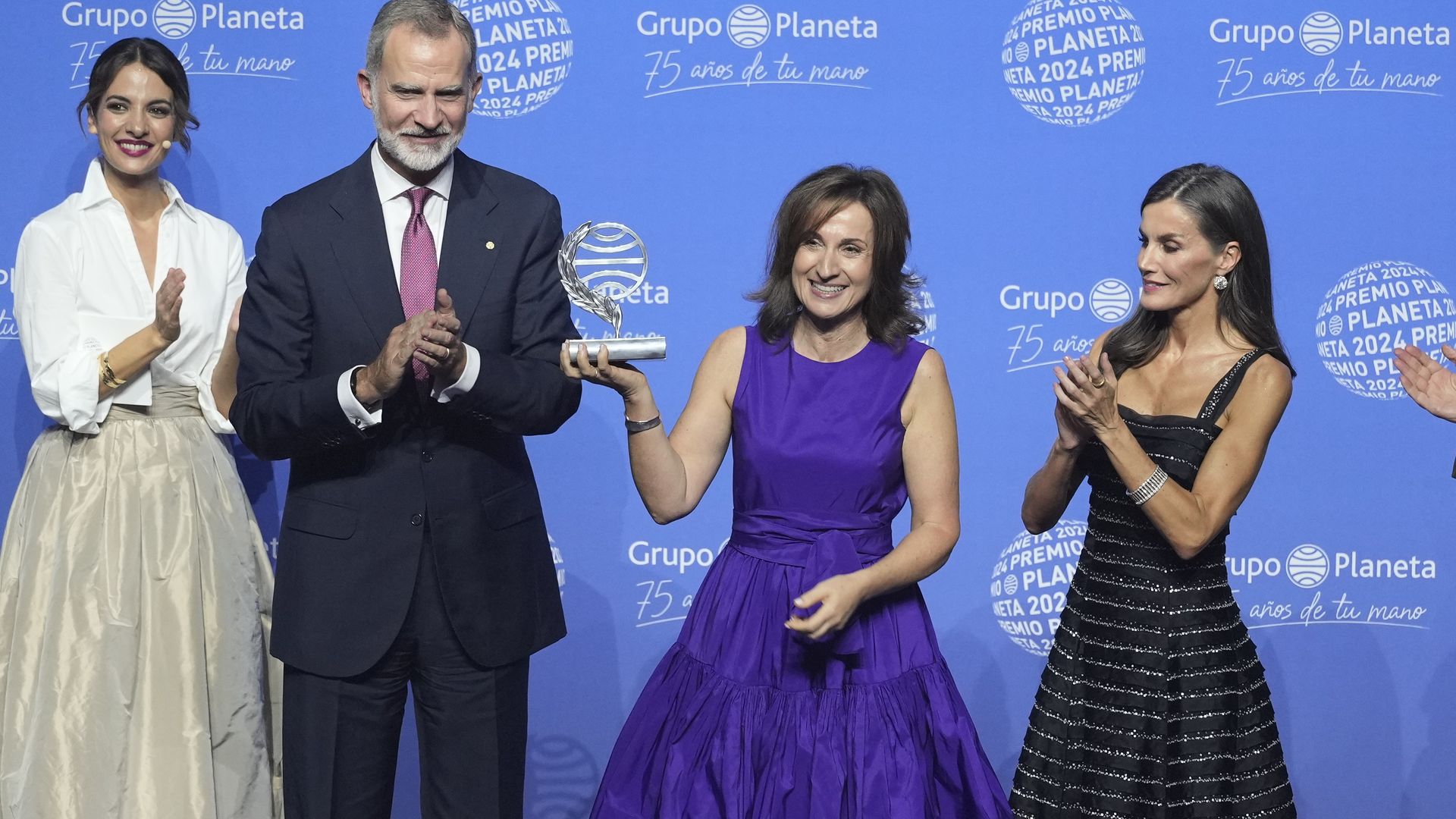 Los Reyes entregan el Premio Planeta a Paloma Sánchez-Garnica en una doble celebración