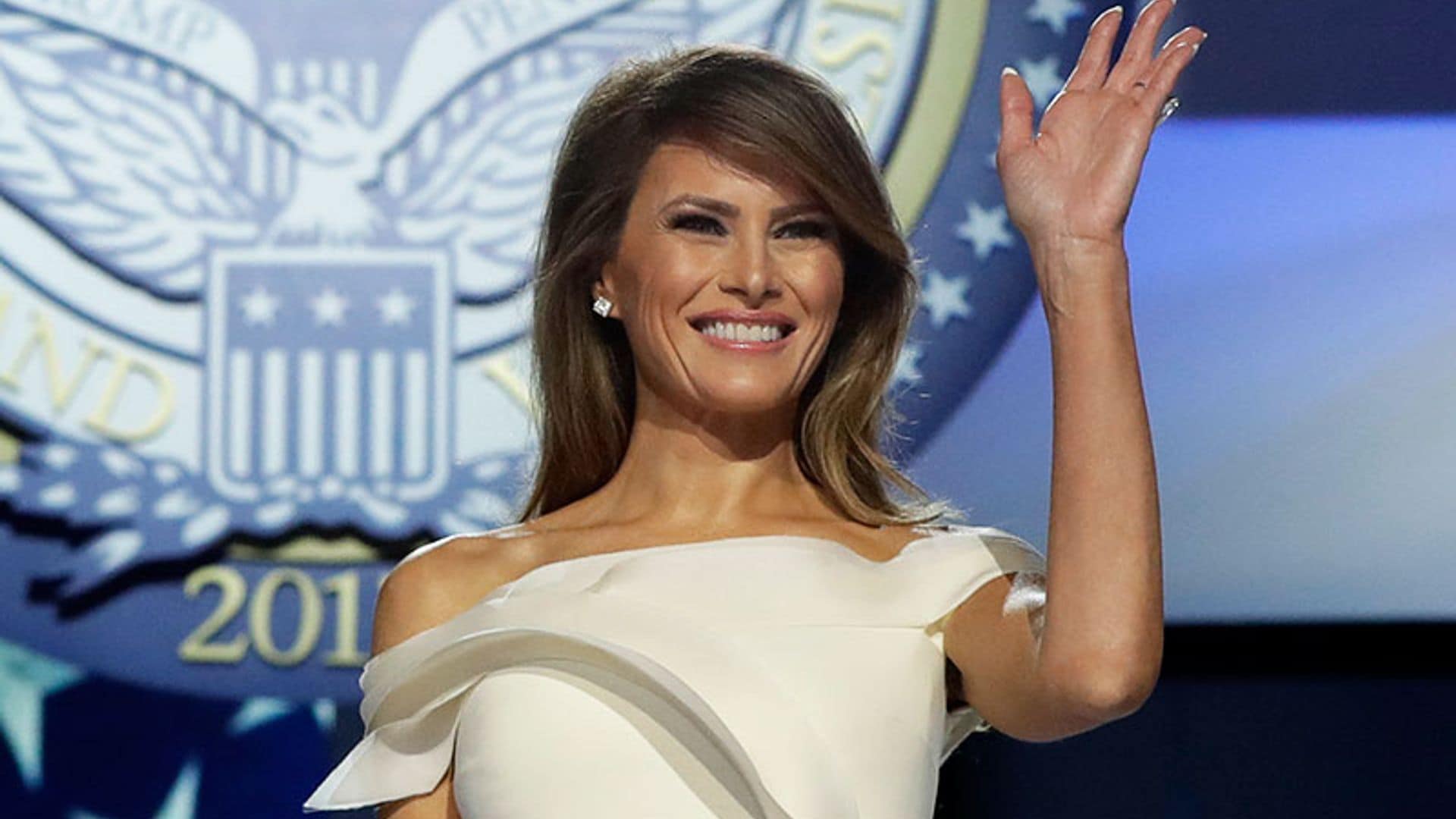 Melania Trump dona uno de sus vestidos más icónicos, ¿de cuál de trata?