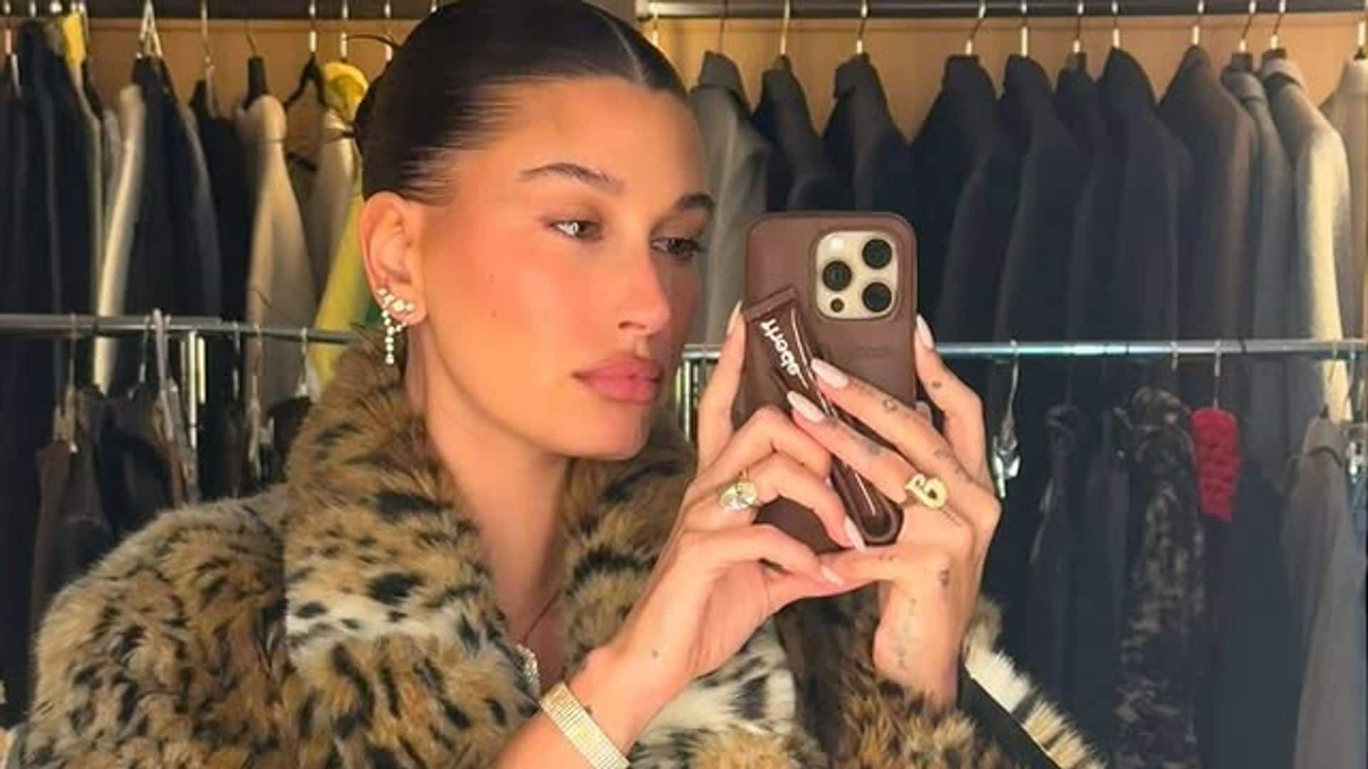 Hailey Bieber estrena las mejores manicuras invernales: del canela glaseado al color con el que empieza 2025