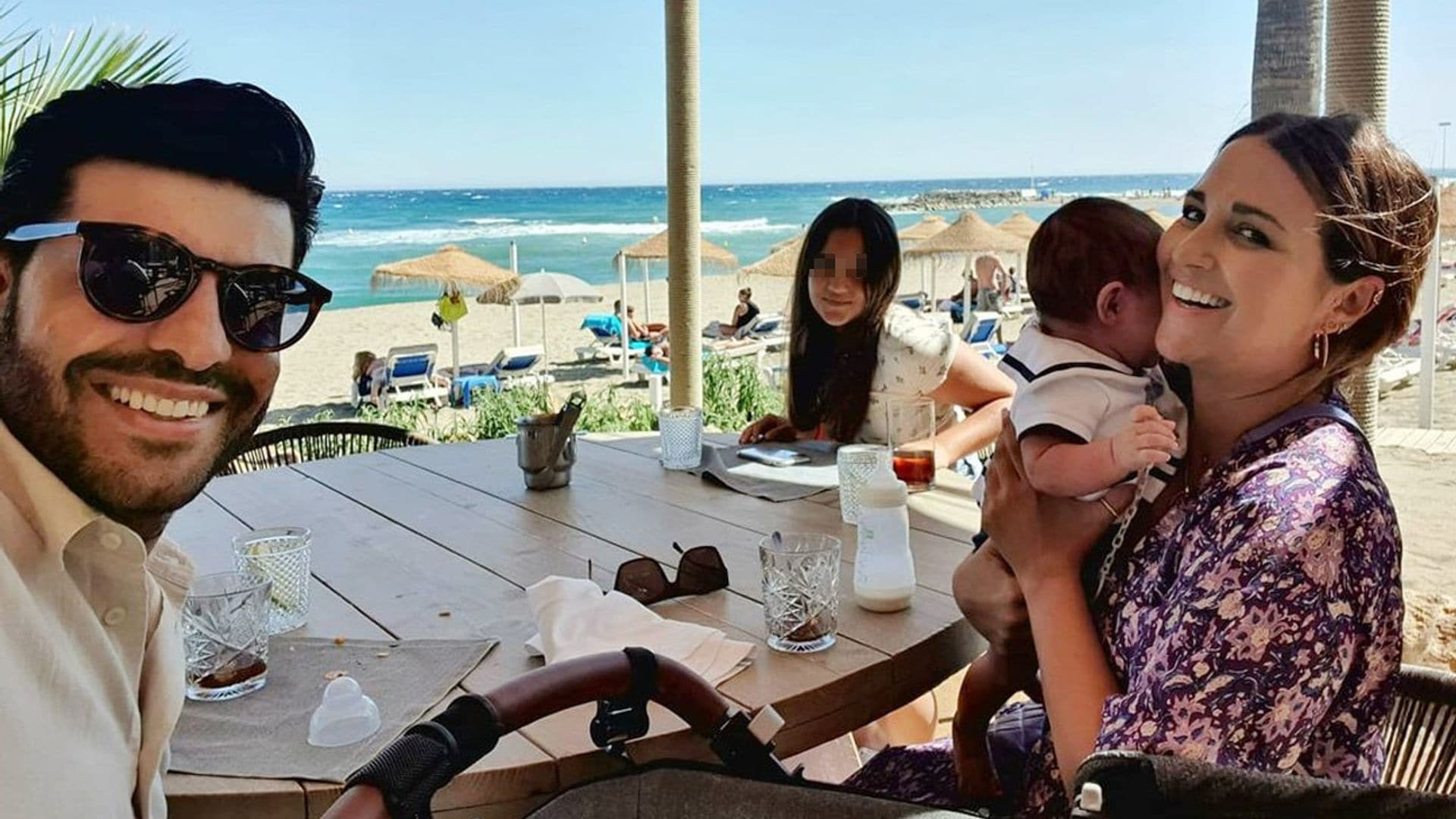 En la playa, de cena con amigos… el hijo de Paula Echevarría se apunta a todos los planes