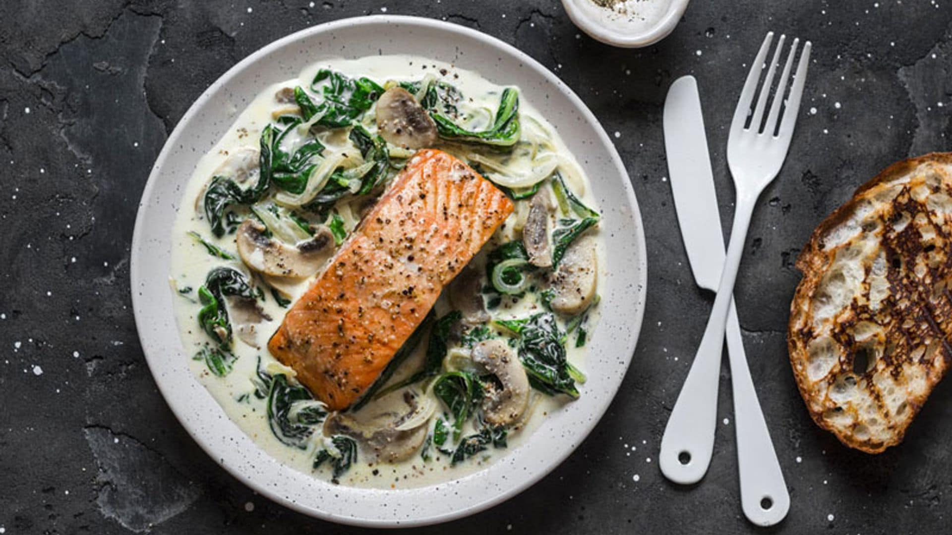 Salmón al horno con crema de espinacas y champiñones