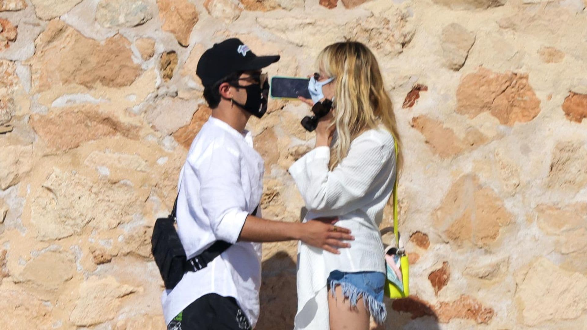 Danna Paola responde a sus románticas imágenes con el cantante Álex Hoyer en Ibiza
