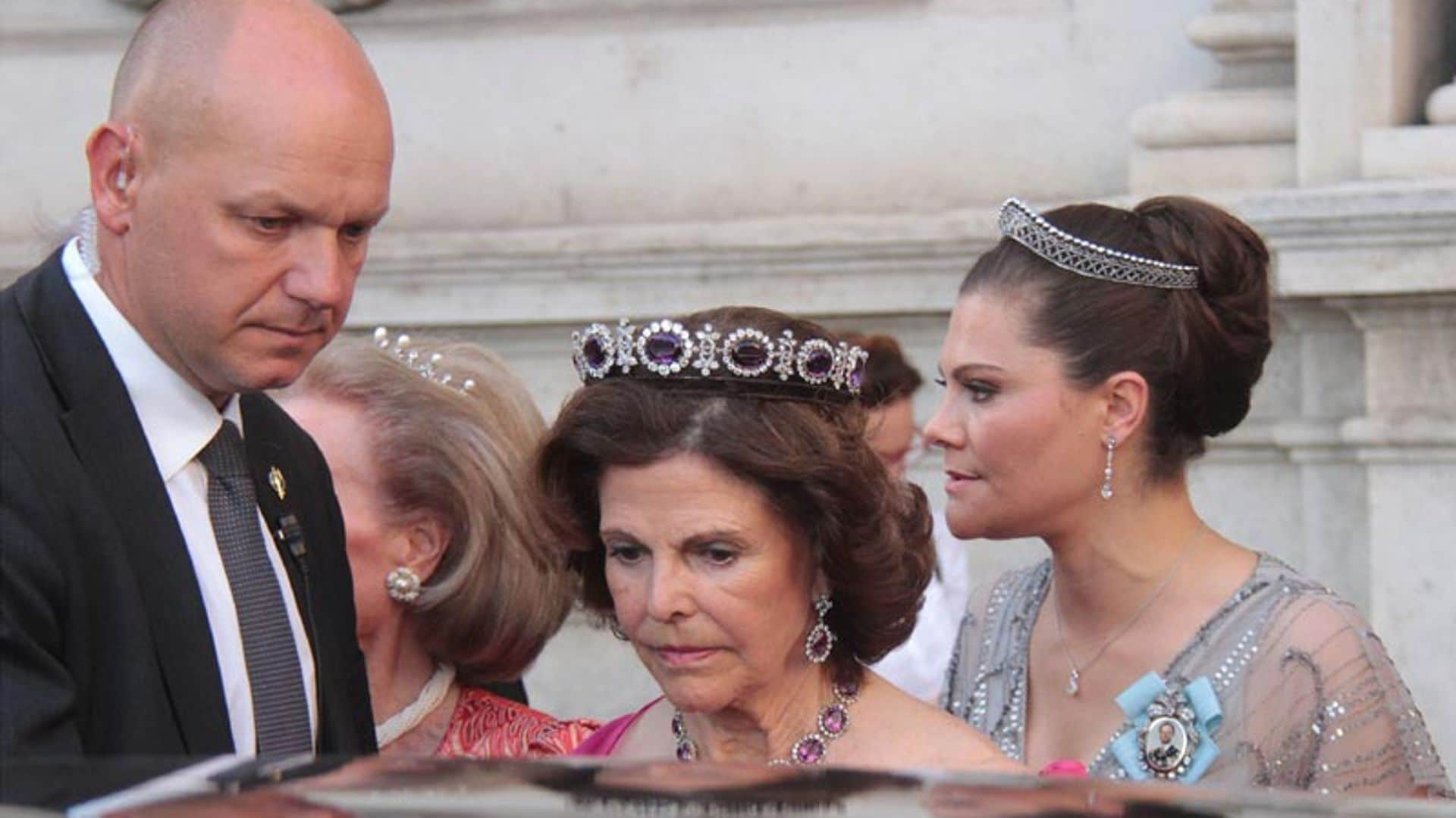 Silvia y Victoria de Suecia, perfectas invitadas a una boda en la Catedral de Mallorca