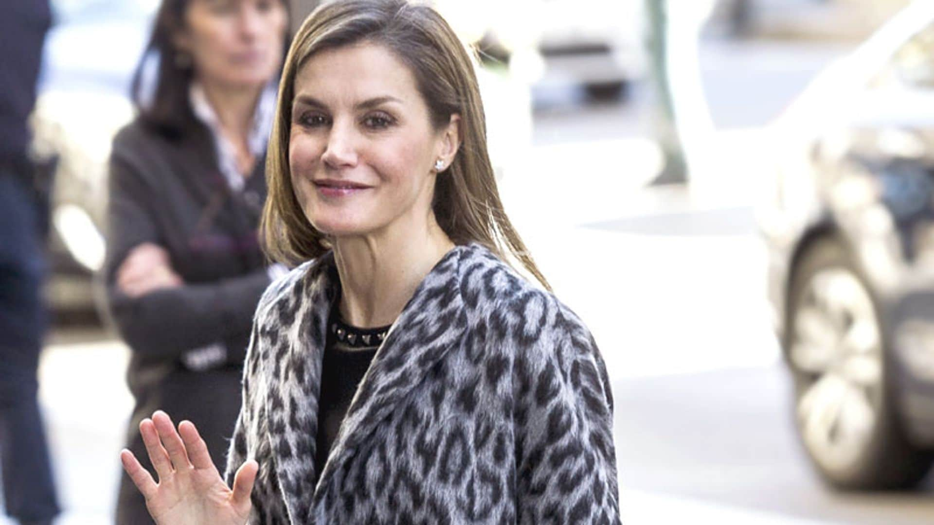 Ahora sí, doña Letizia muestra su nuevo abrigo con estampado de leopardo