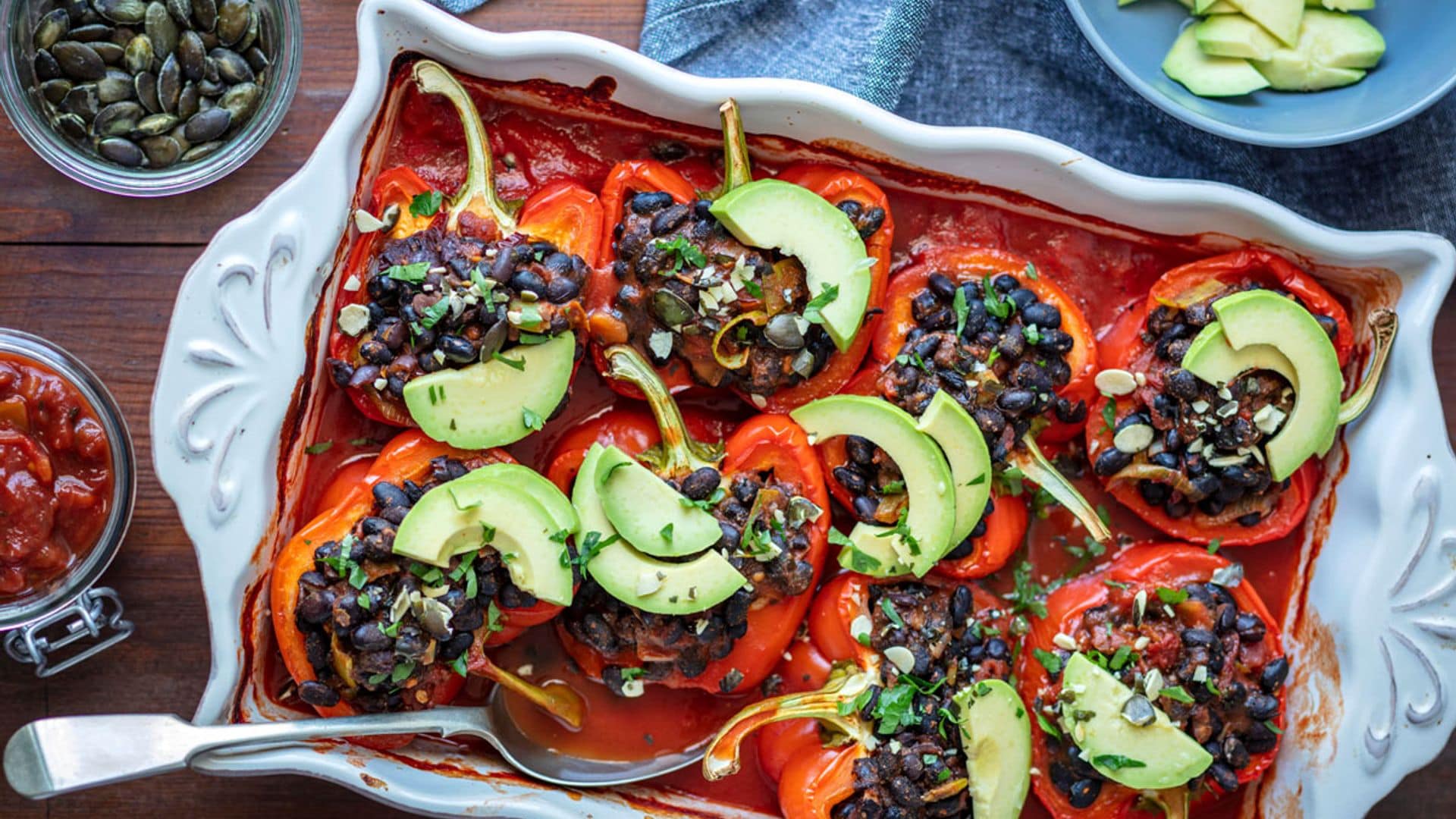 Pimientos rojos rellenos de frijoles negros y aguacate