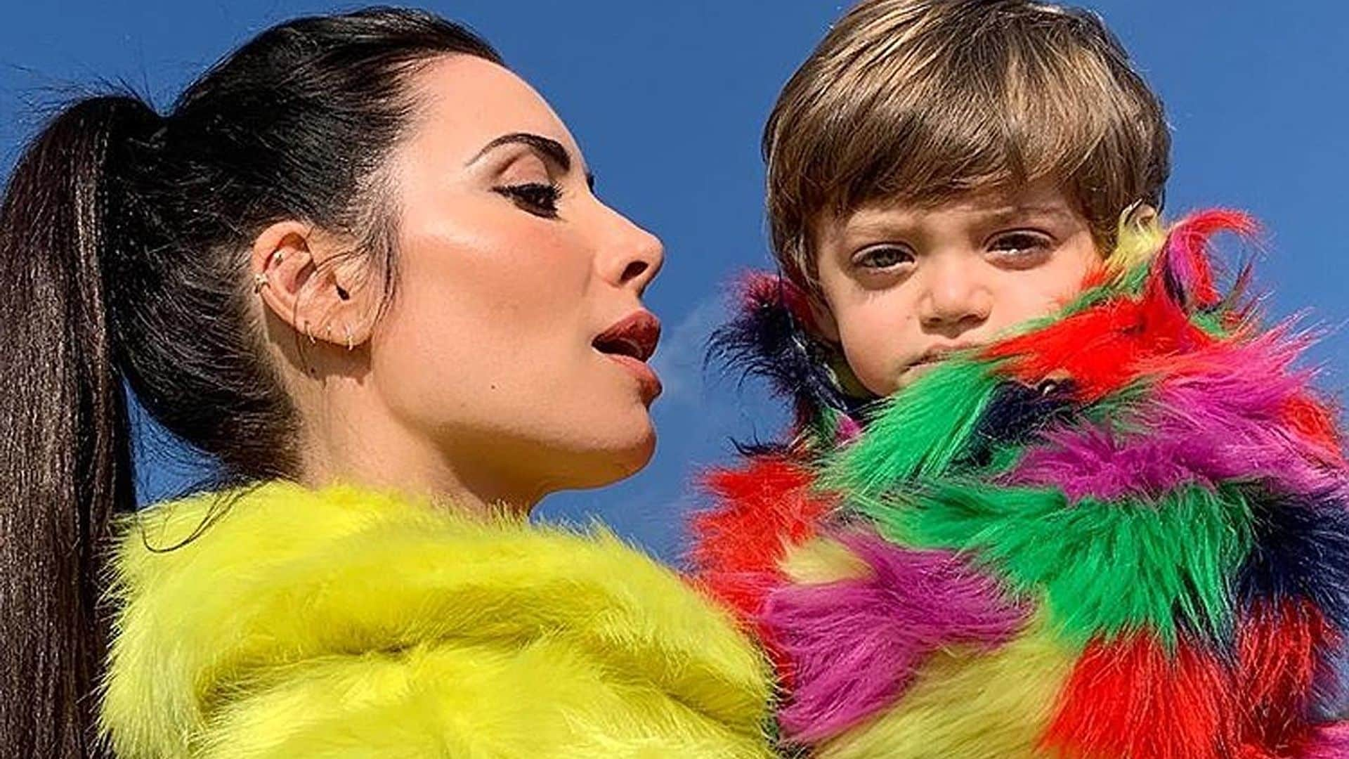 ¡A todo color! Pilar Rubio demuestra que su hijo Álex es todo un icono 'fashion'