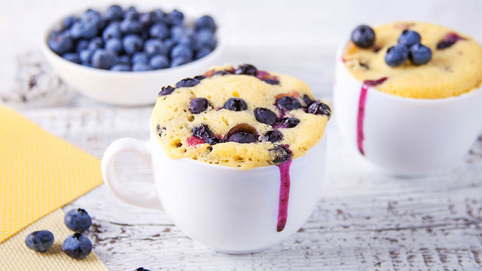 'Mug cake' de tarta de queso con arándanos