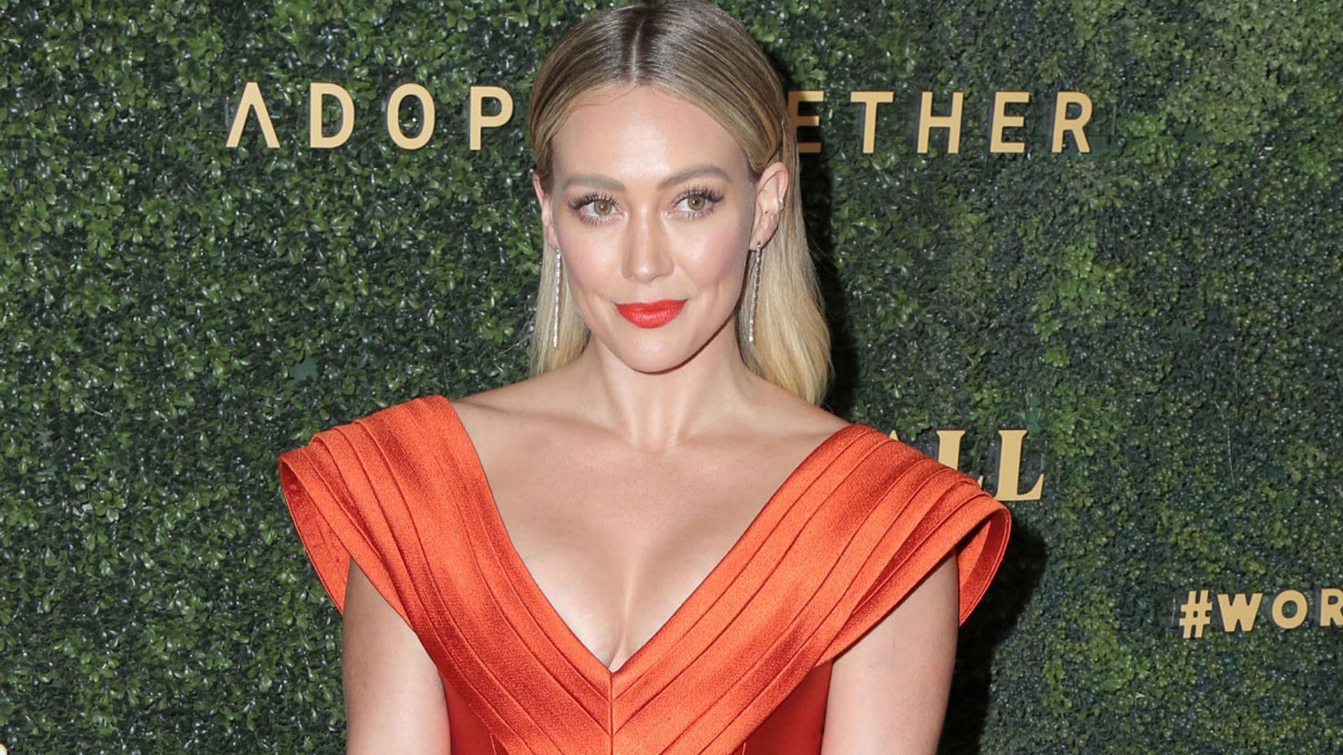 Hilary Duff recupera su look más icónico