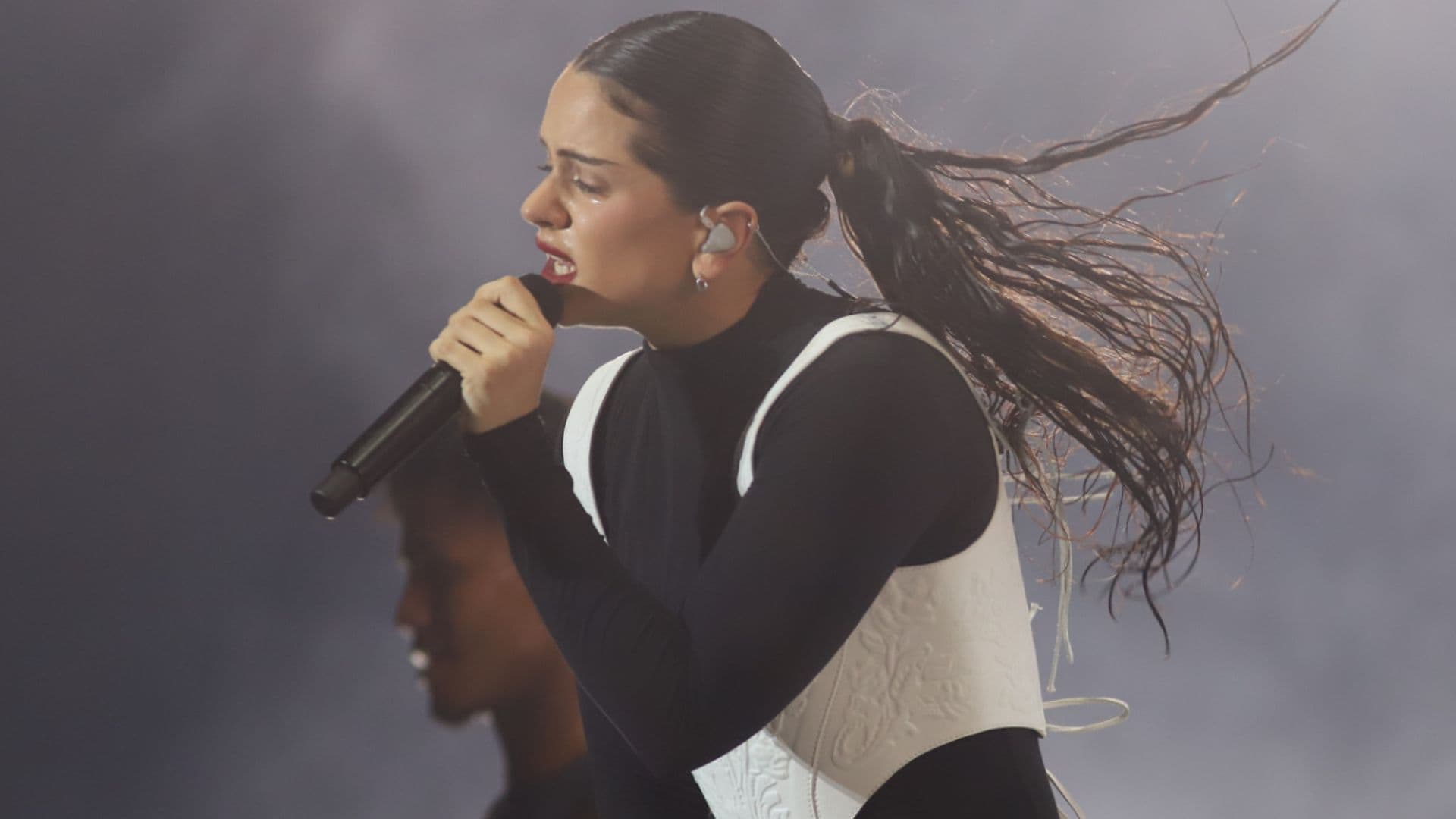 El susto de Rosalía en pleno concierto al enredarse su pelo en un ventilador