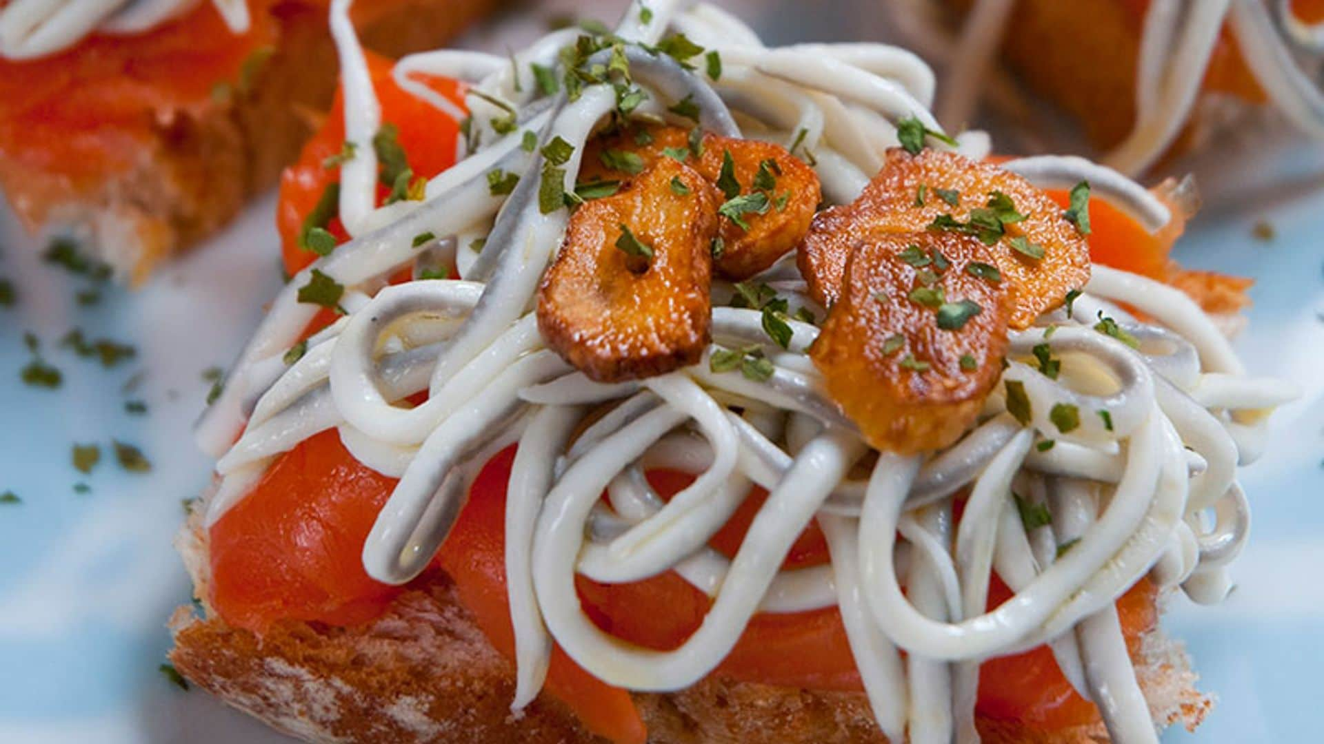 Tosta de salmon ahumado con gulas al ajillo y mostaza