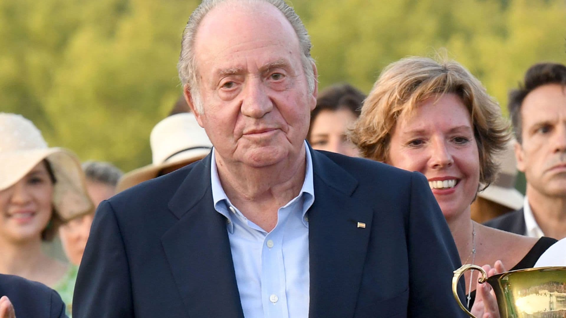 Primeras reacciones de familiares ante la salida de don Juan Carlos de España