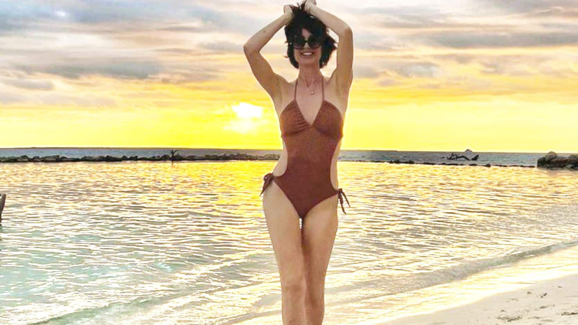 Paz Vega, espectacular en bañador a sus 47 años, despide el 2023 celebrando el 'giro de guion' que ha dado a su vida