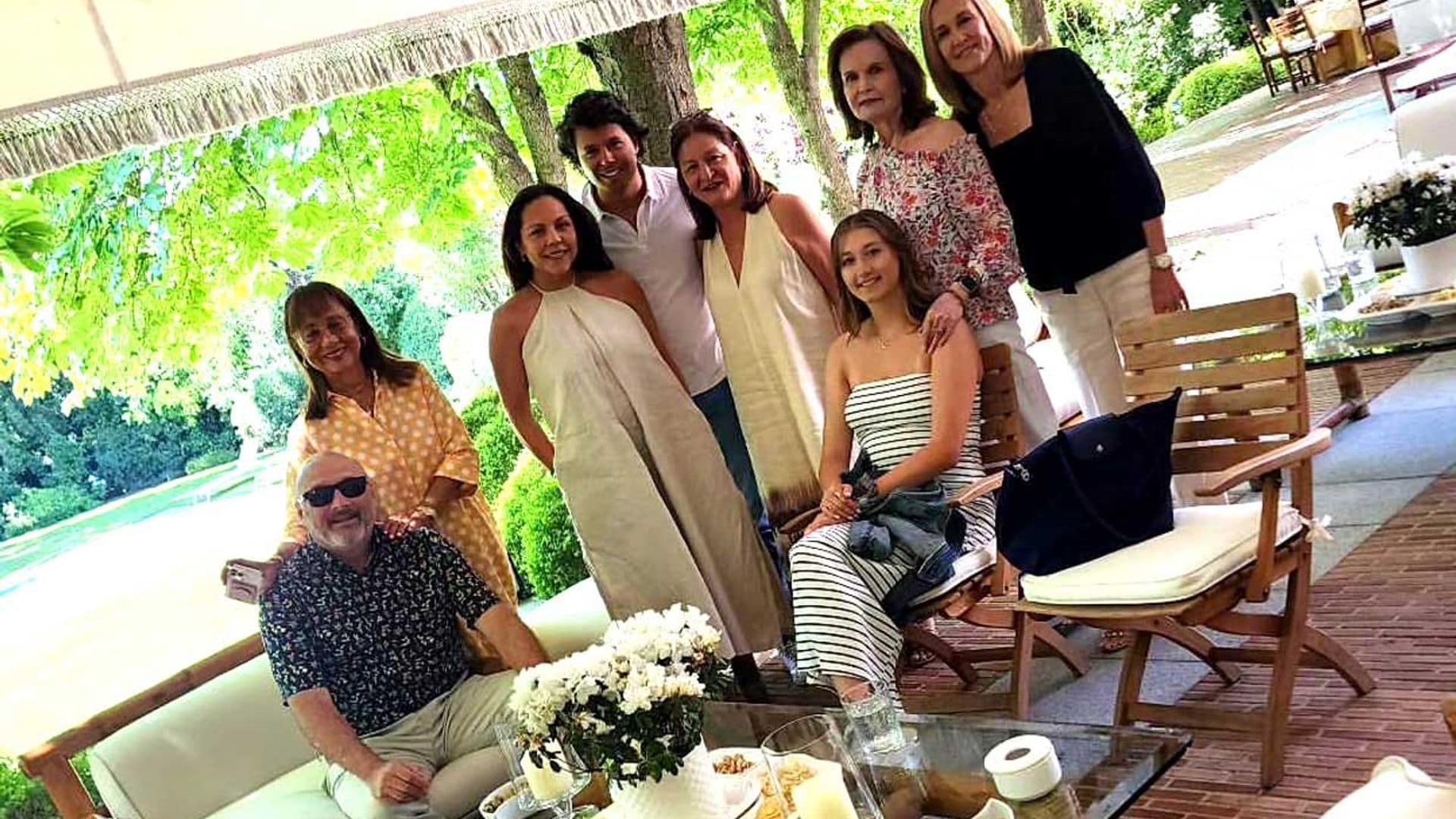 Julio Iglesias Jr. comparte una imagen del 'otro almuerzo' en casa de Isabel Preysler con su familia filipina