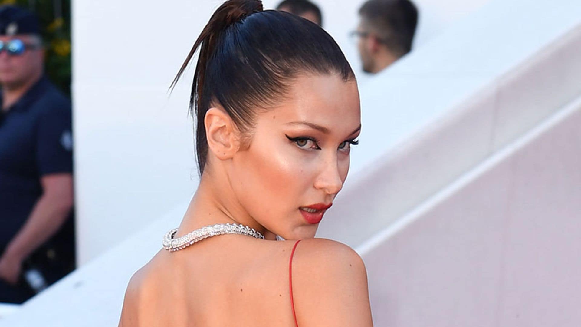 Bella Hadid estrena nuevo tatuaje, ¿quieres sabes dónde?